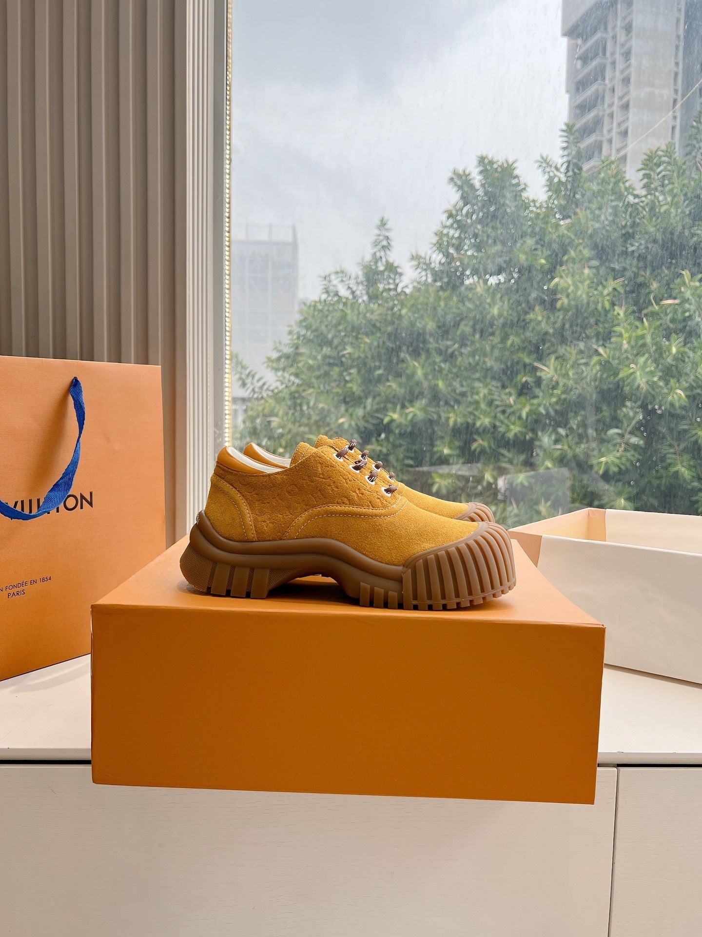 LV ARCHLIGHT SKATE SNEAKER IN HARVEST GOLD EMBOSSED SUEDE - 35