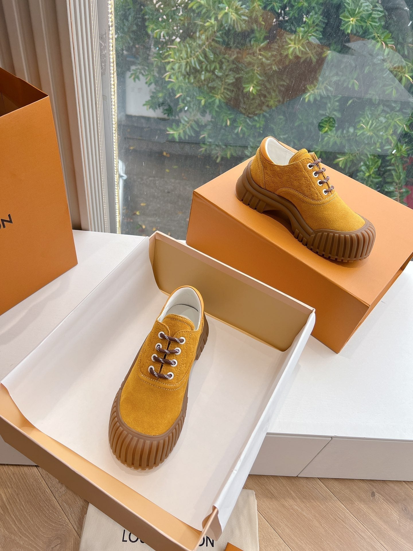 LV ARCHLIGHT SKATE SNEAKER IN HARVEST GOLD EMBOSSED SUEDE - 35