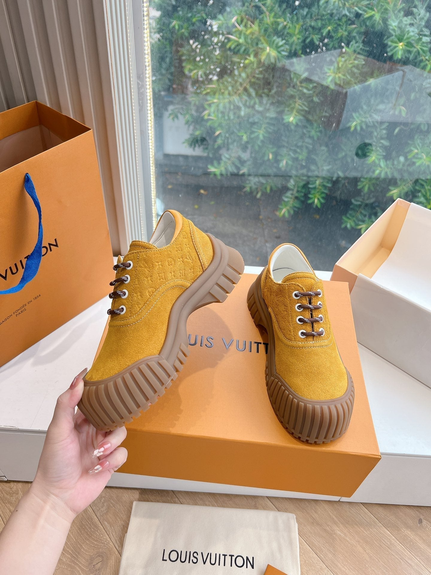 LV ARCHLIGHT SKATE SNEAKER IN HARVEST GOLD EMBOSSED SUEDE - 35