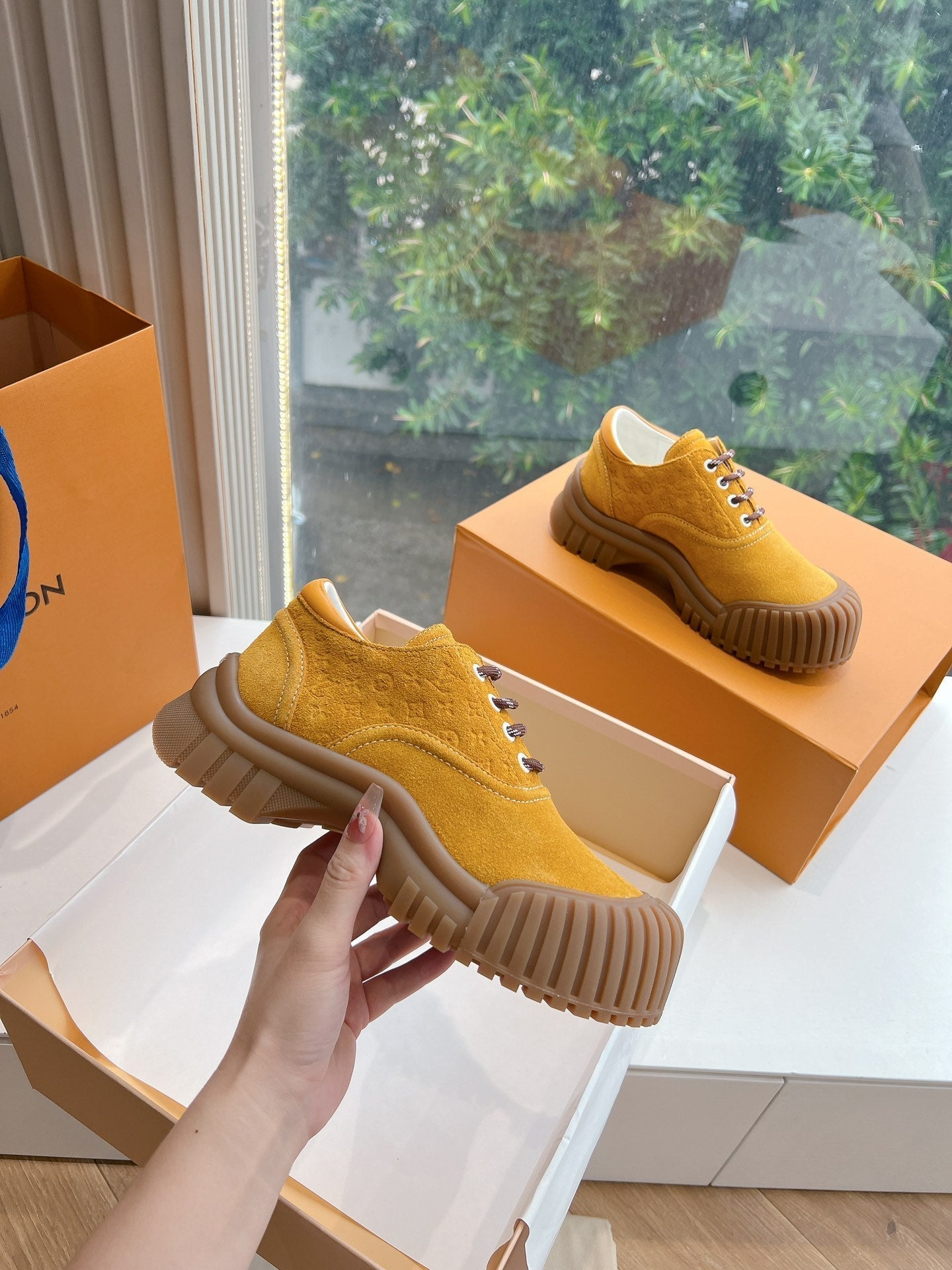 LV ARCHLIGHT SKATE SNEAKER IN HARVEST GOLD EMBOSSED SUEDE - 35
