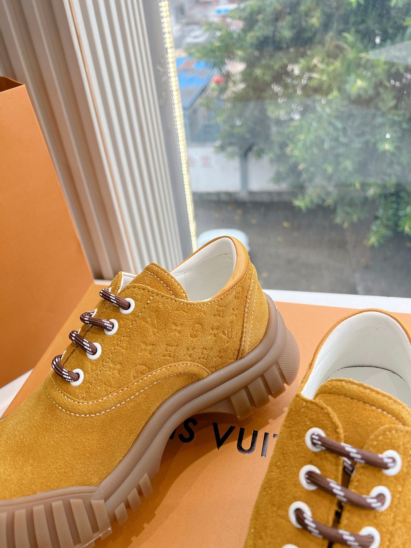 LV ARCHLIGHT SKATE SNEAKER IN HARVEST GOLD EMBOSSED SUEDE - 35