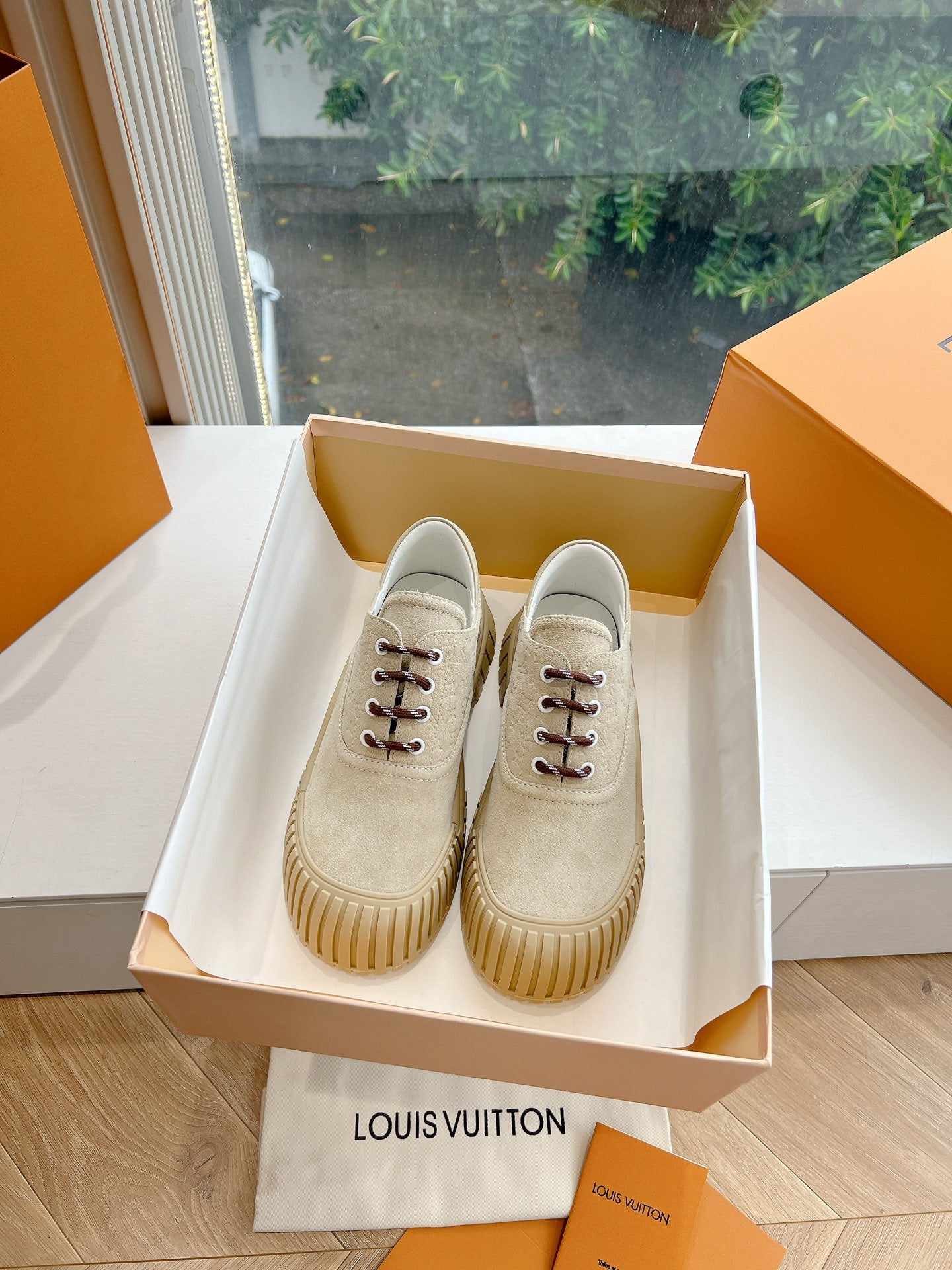 LV ARCHLIGHT SKATE SNEAKER IN PALE BROWN EMBOSSED SUEDE - 35