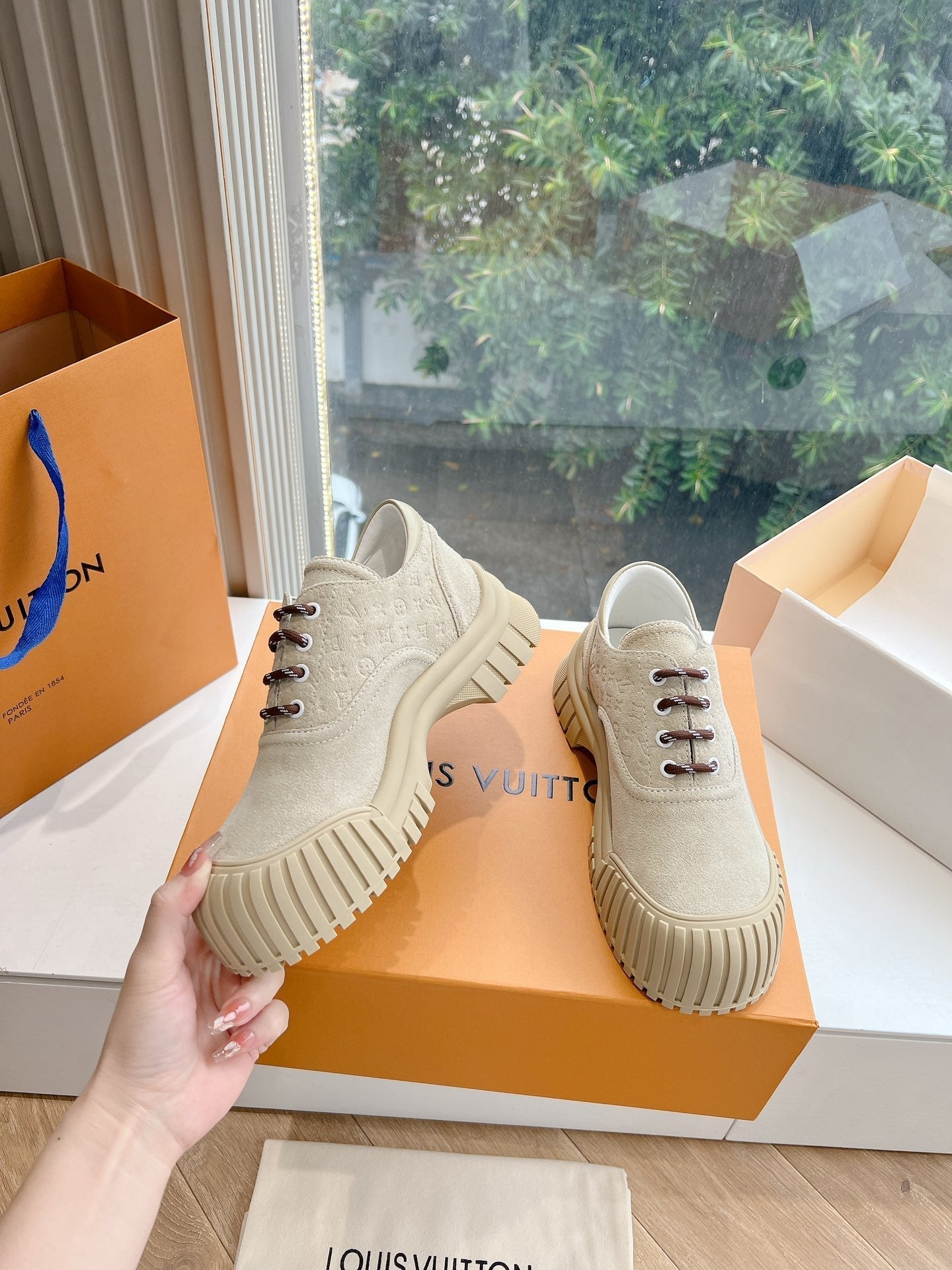 LV ARCHLIGHT SKATE SNEAKER IN PALE BROWN EMBOSSED SUEDE - 35