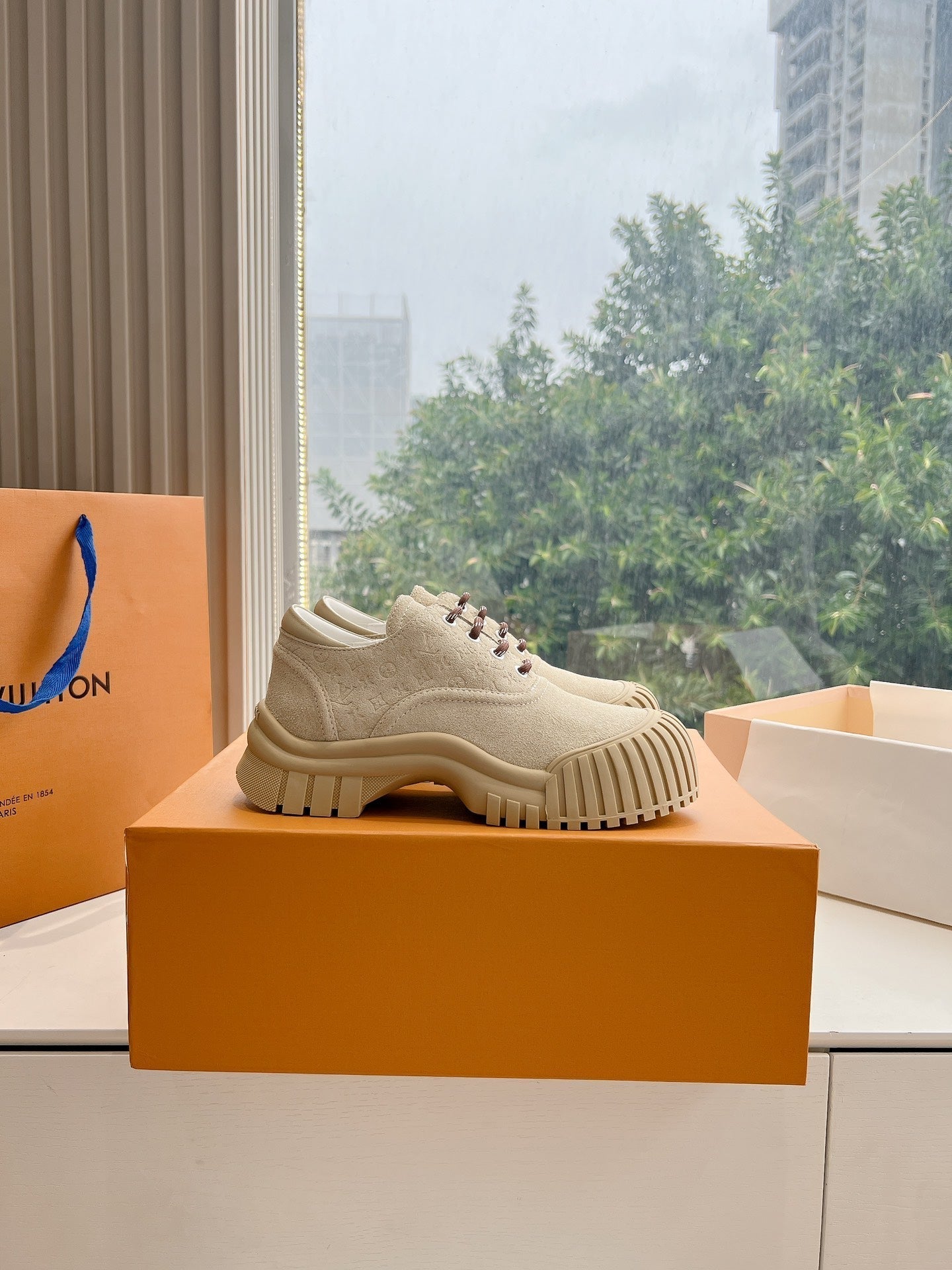 LV ARCHLIGHT SKATE SNEAKER IN PALE BROWN EMBOSSED SUEDE - 35