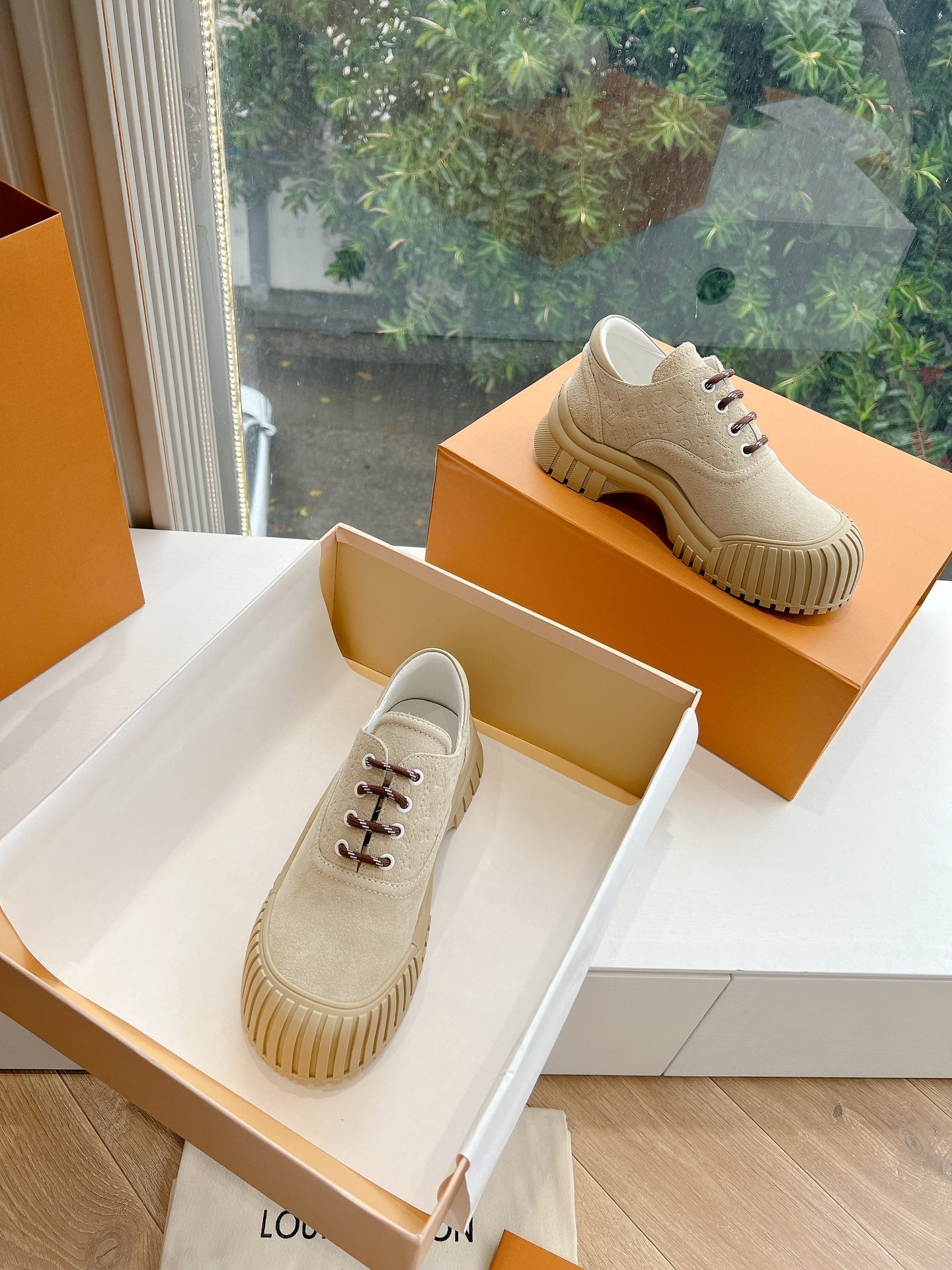 LV ARCHLIGHT SKATE SNEAKER IN PALE BROWN EMBOSSED SUEDE - 35