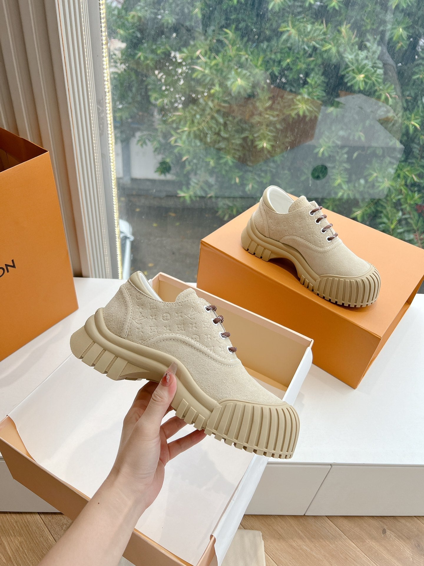LV ARCHLIGHT SKATE SNEAKER IN PALE BROWN EMBOSSED SUEDE - 35