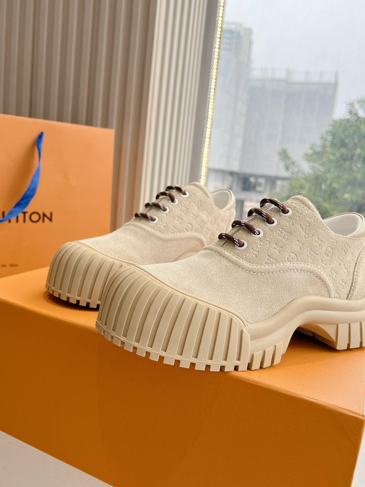 LV ARCHLIGHT SKATE SNEAKER IN PALE BROWN EMBOSSED SUEDE - 35