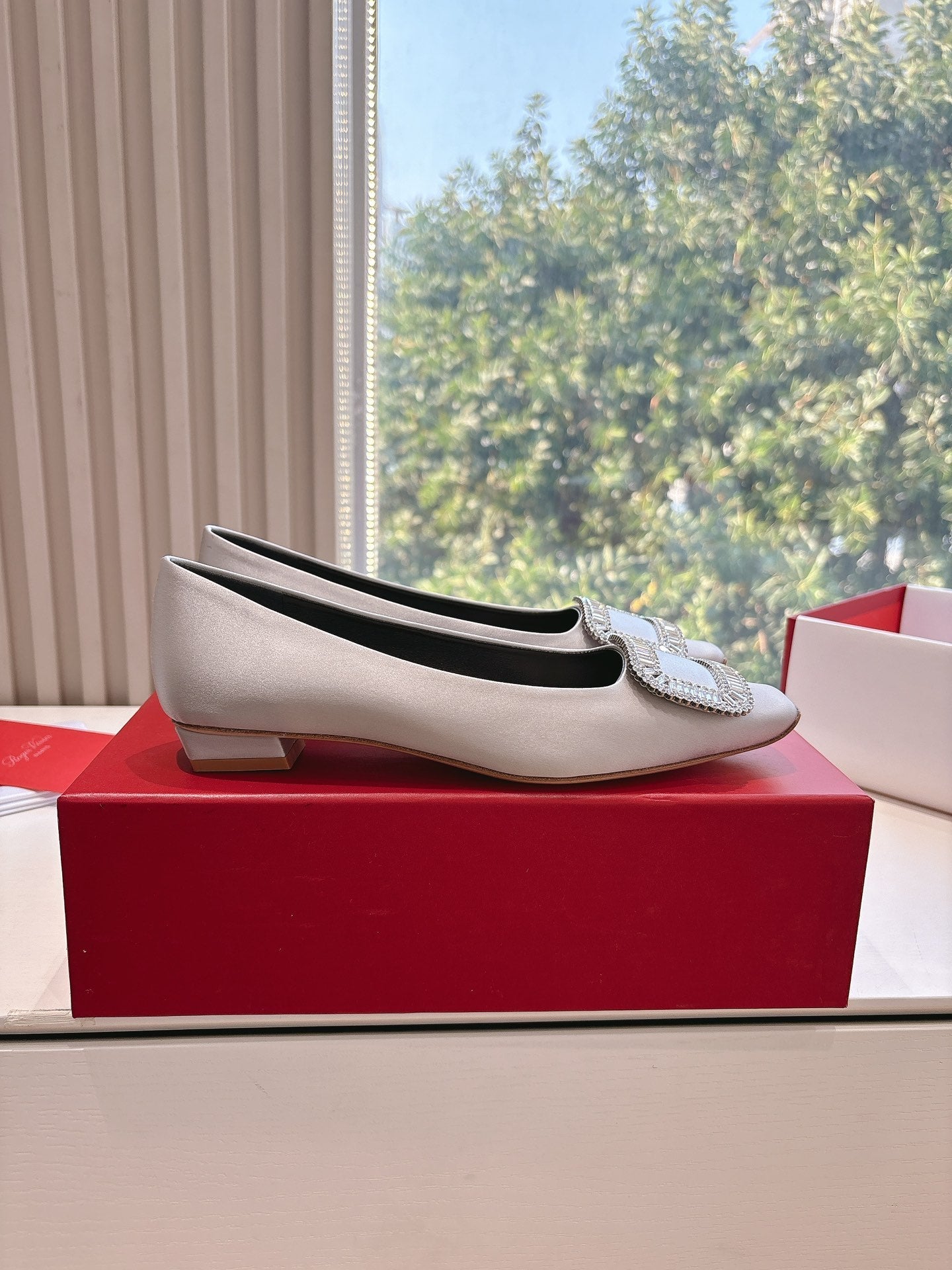 BELLE VIVIER BALLERINAS IN PLATINUM SILK - 34