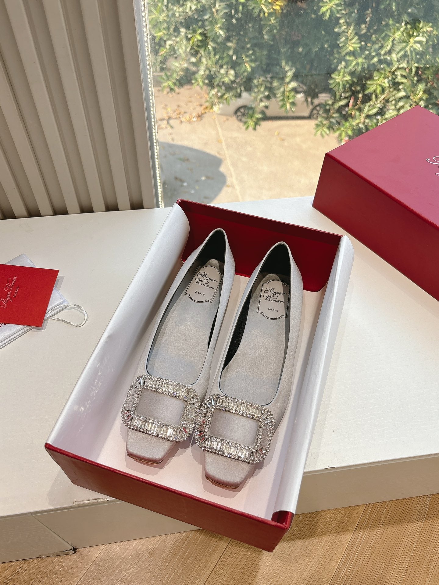BELLE VIVIER BALLERINAS IN PLATINUM SILK - 34