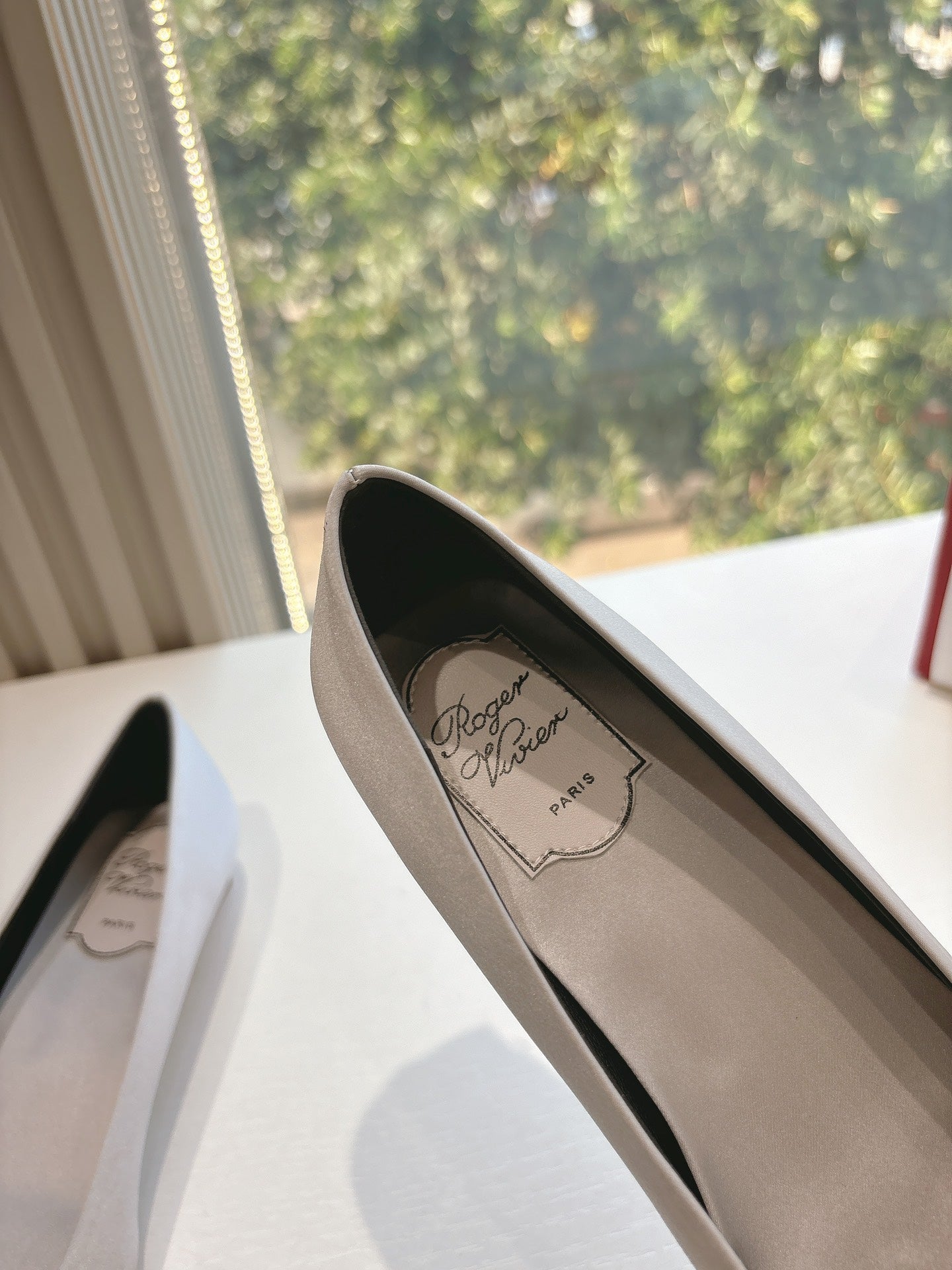 BELLE VIVIER BALLERINAS IN PLATINUM SILK - 34