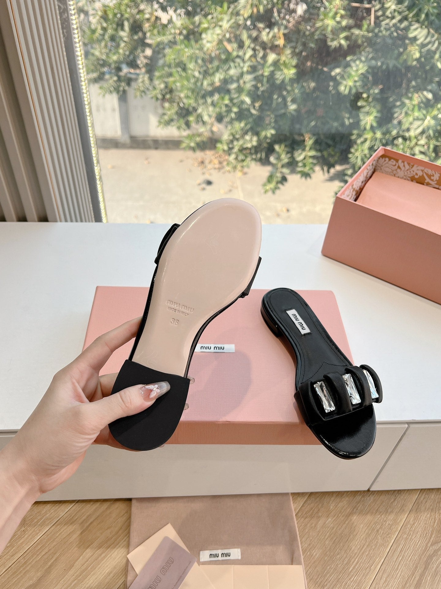 SLIDE SANDALS ATTACHED DIAMOND IN BLACK LAMBSKIN - 35