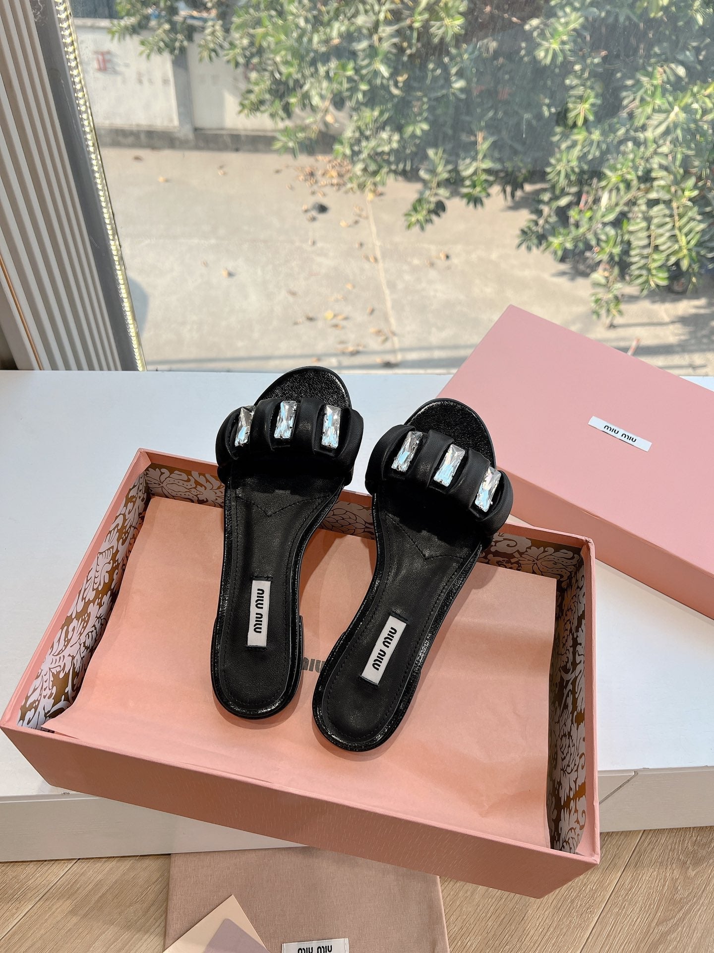 SLIDE SANDALS ATTACHED DIAMOND IN BLACK LAMBSKIN - 35