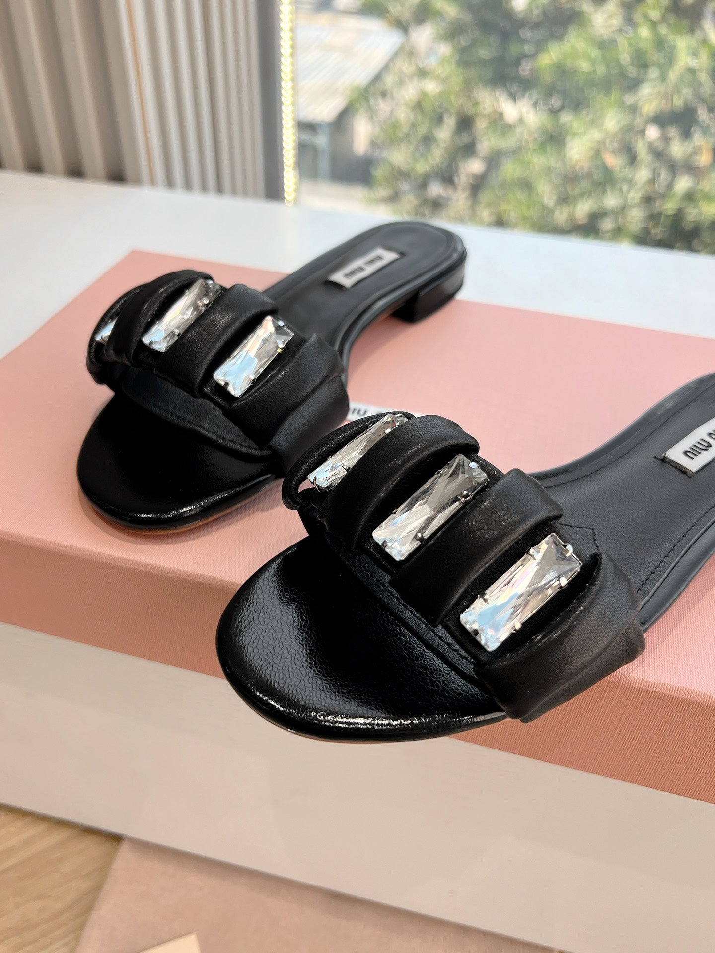 SLIDE SANDALS ATTACHED DIAMOND IN BLACK LAMBSKIN - 35