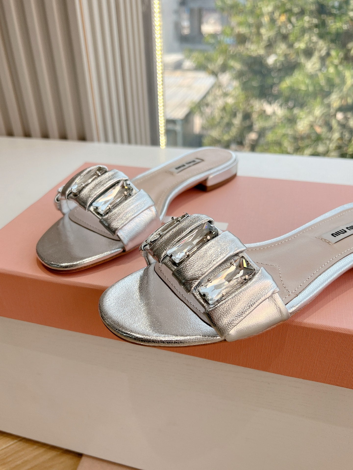 SLIDE SANDALS ATTACHED DIAMOND IN SILVER METALLIC LAMBSKIN - 35