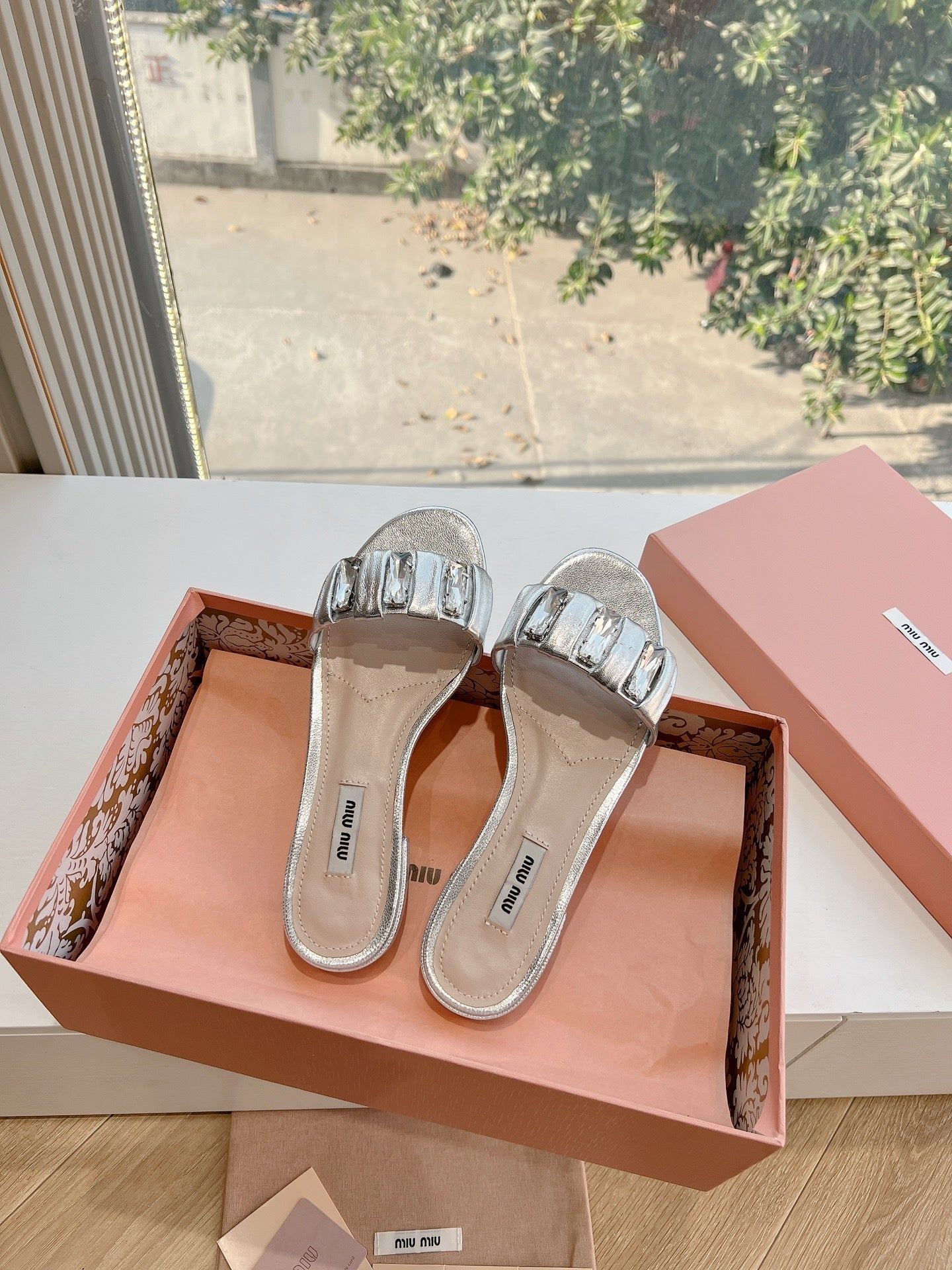 SLIDE SANDALS ATTACHED DIAMOND IN SILVER METALLIC LAMBSKIN - 35