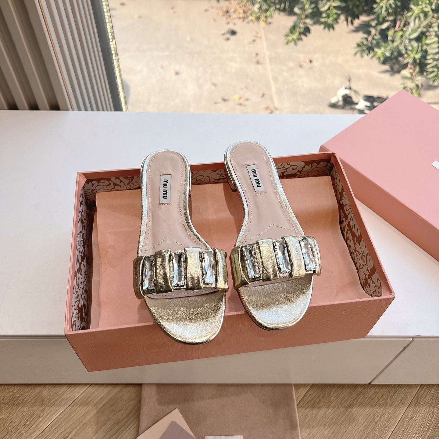 SLIDE SANDALS ATTACHED DIAMOND IN GOLD METALLIC LAMBSKIN - 35