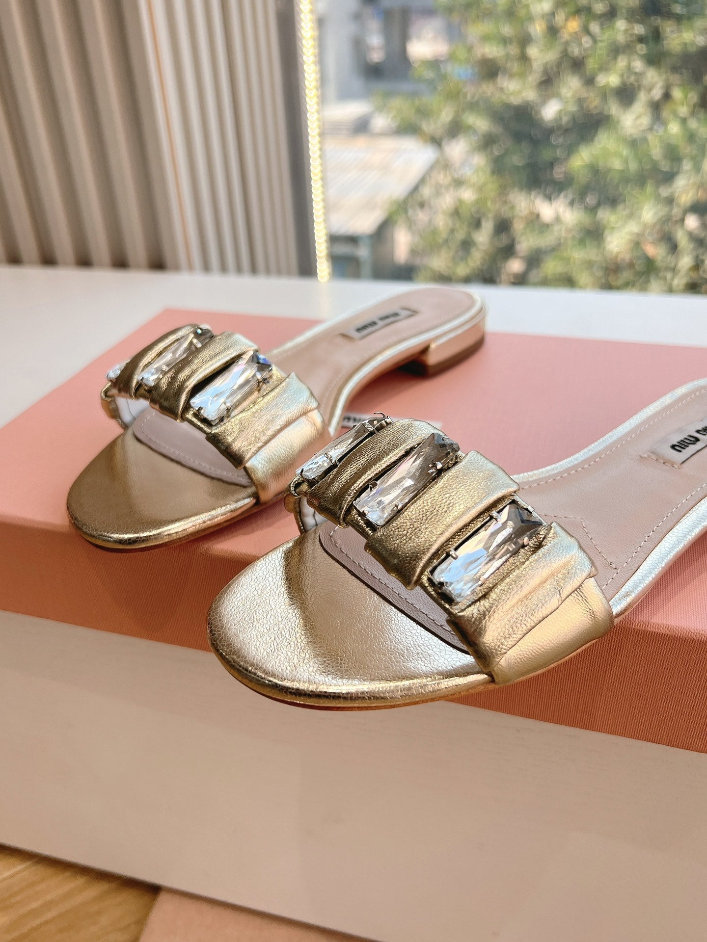 SLIDE SANDALS ATTACHED DIAMOND IN GOLD METALLIC LAMBSKIN - 35