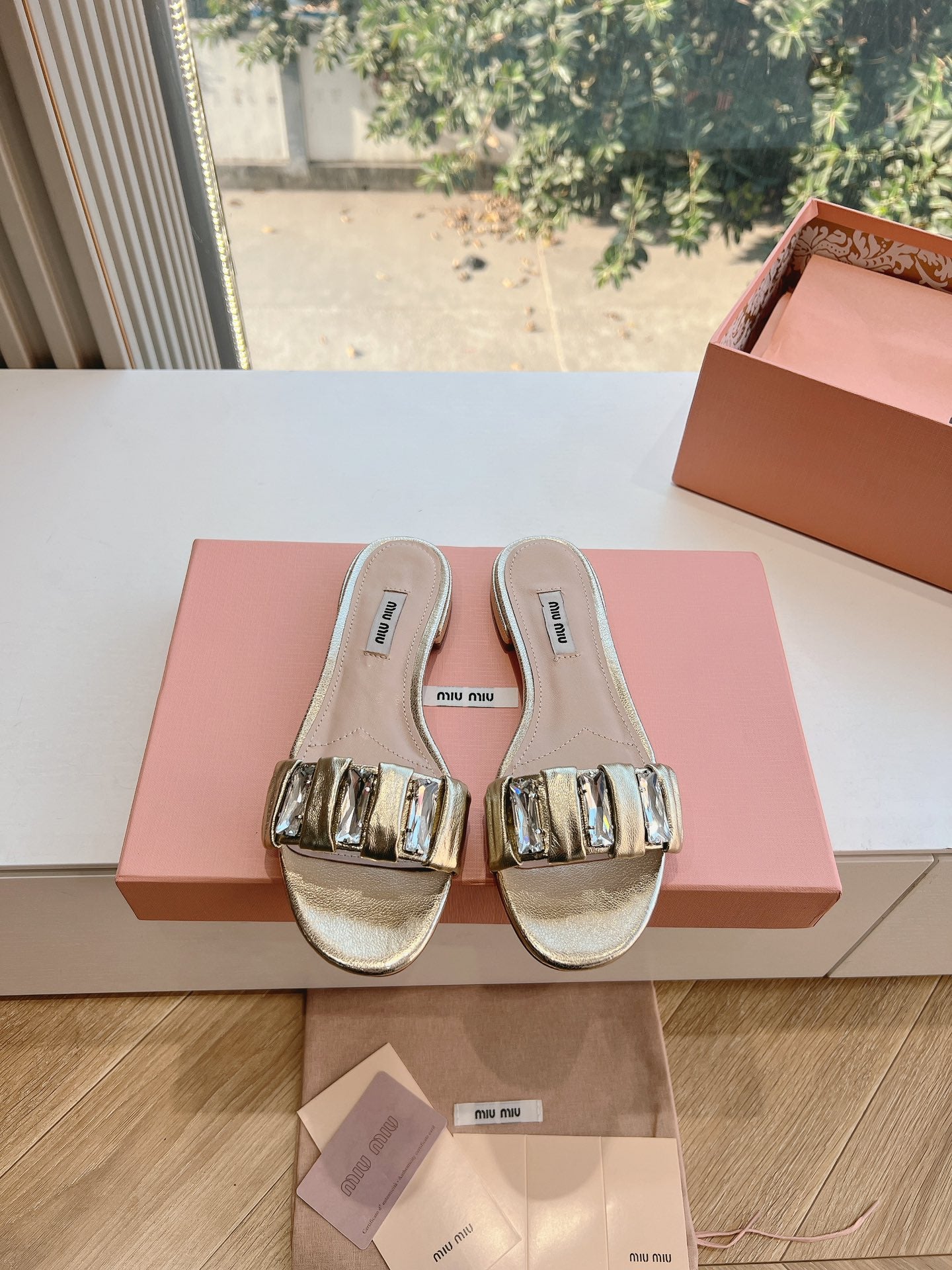 SLIDE SANDALS ATTACHED DIAMOND IN GOLD METALLIC LAMBSKIN - 35