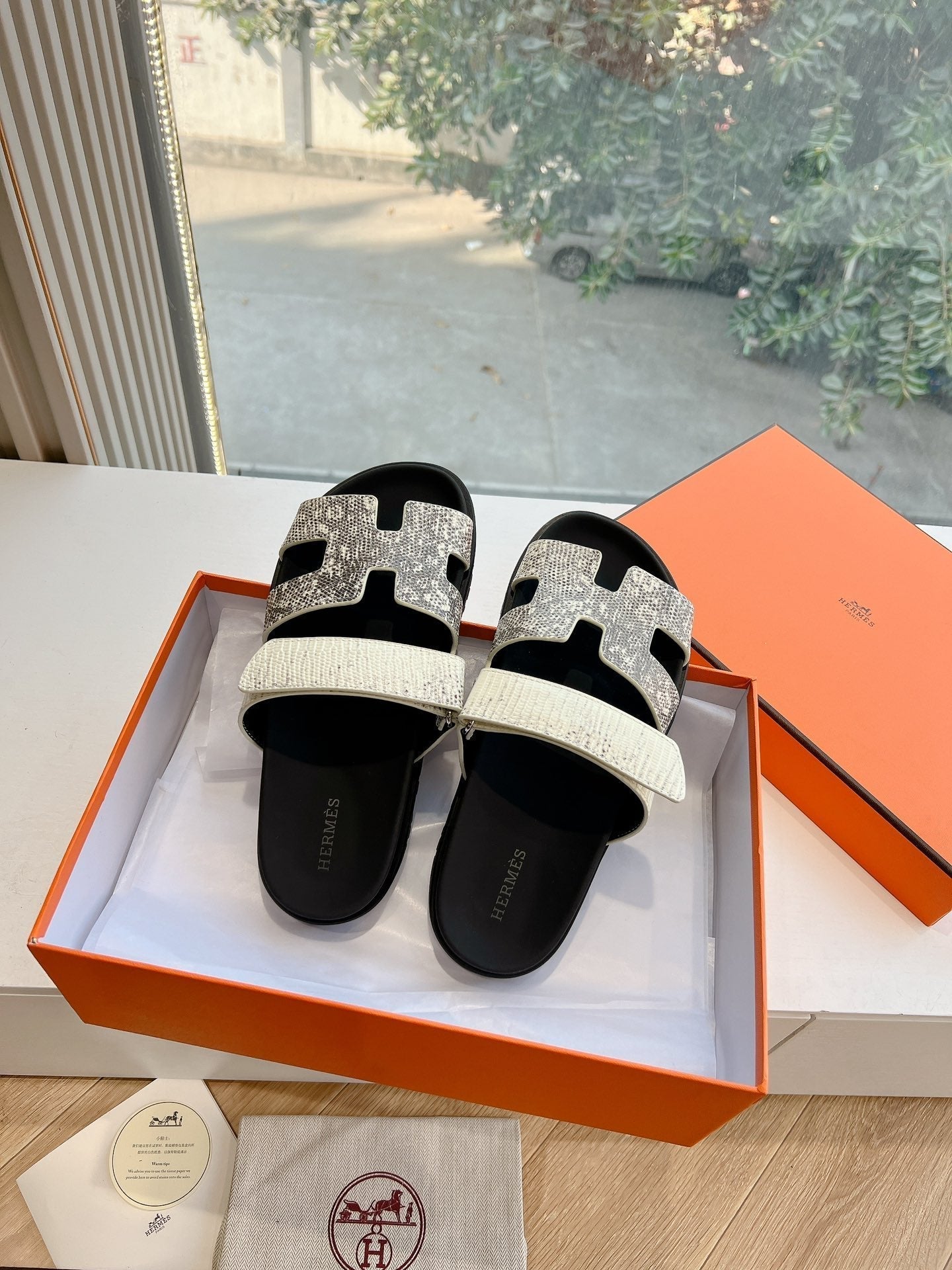 CHYPRE SANDAL IN WHITE MIX BLACK LIZARD SKIN - 35