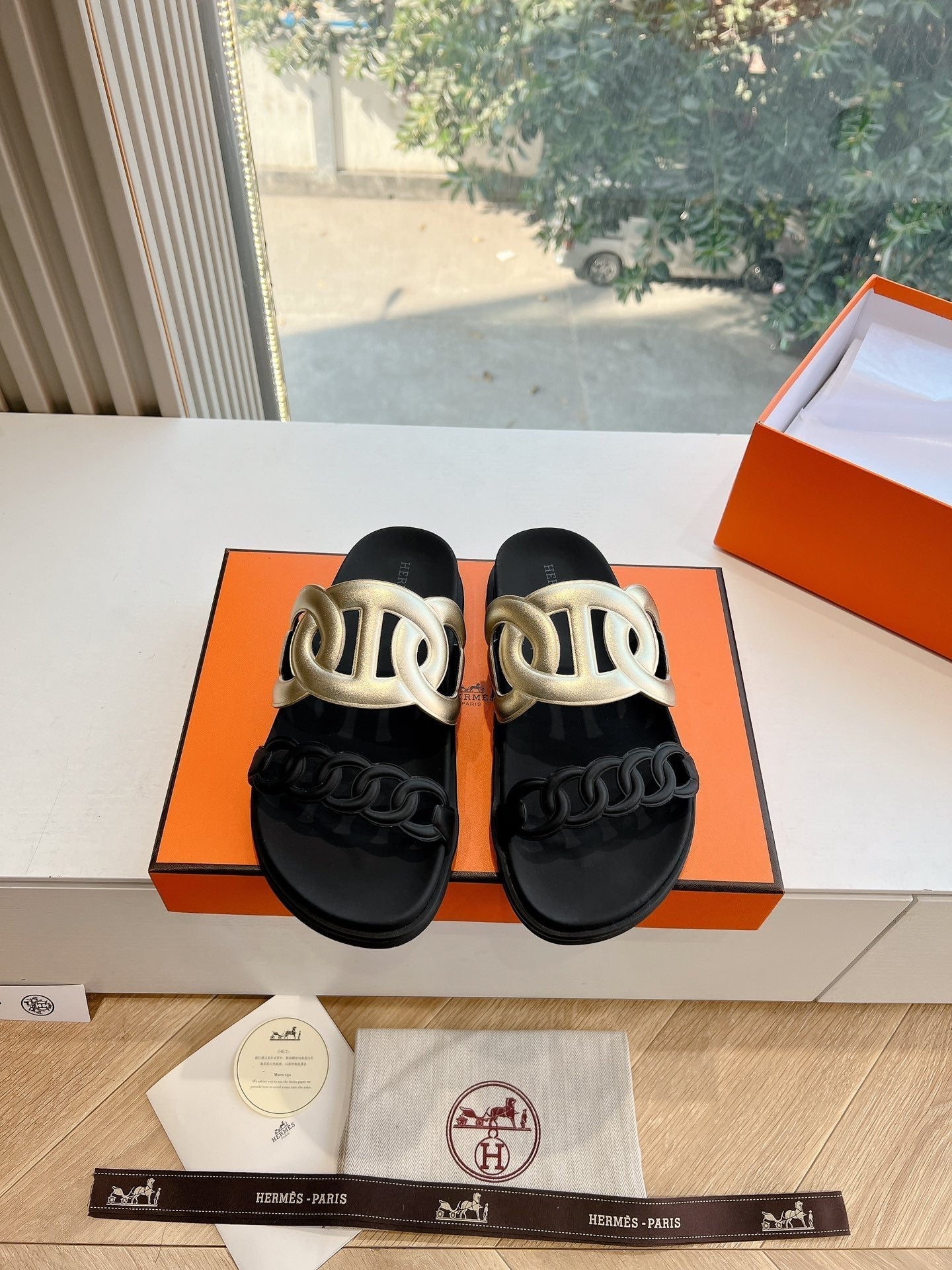 EXTRA SANDAL IN GOLD MIX BLACK CALFSKIN - 35