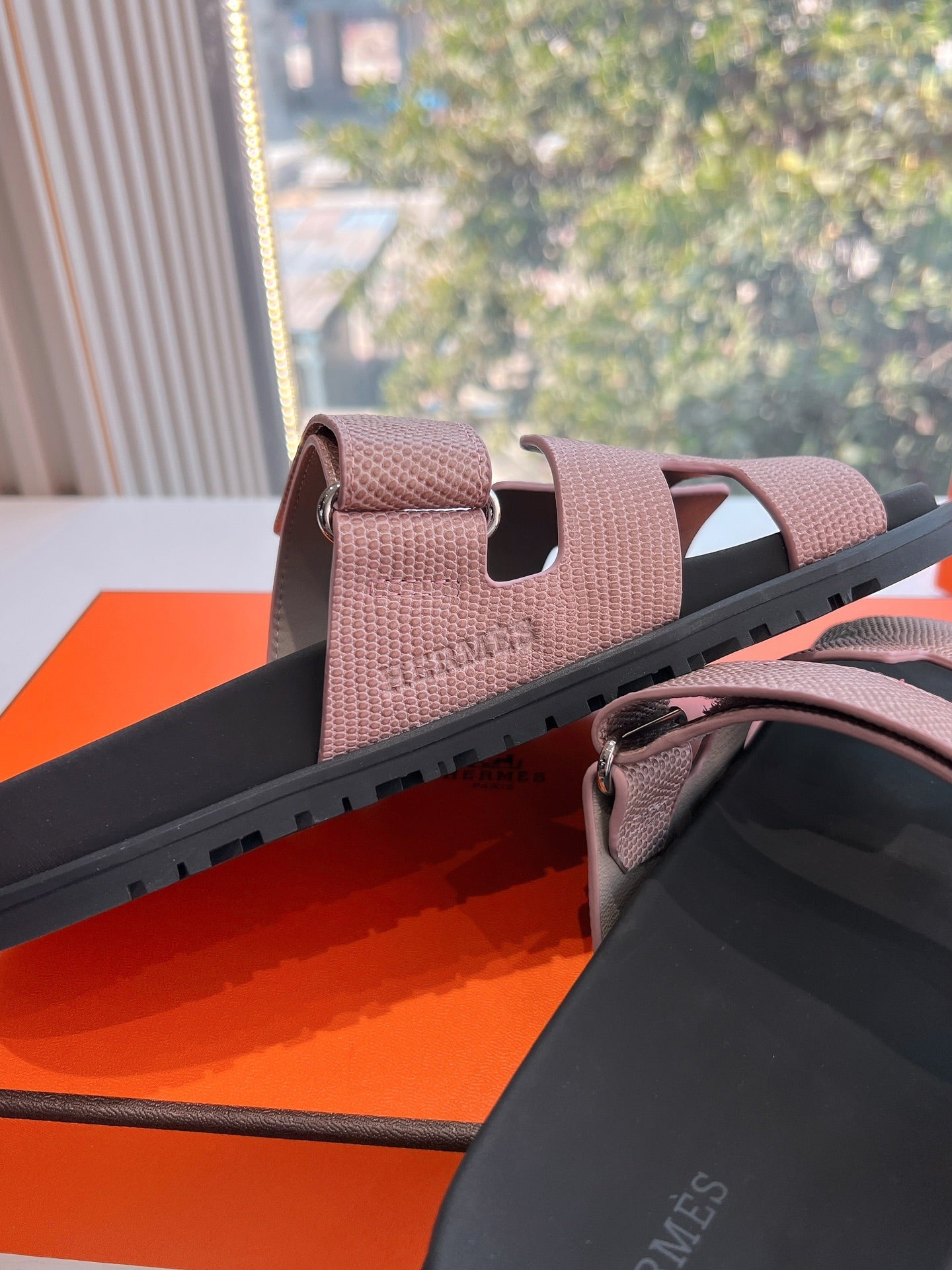 CHYPRE SANDAL IN PEACH PINK SHINY GRAINED CALFSKIN - 35