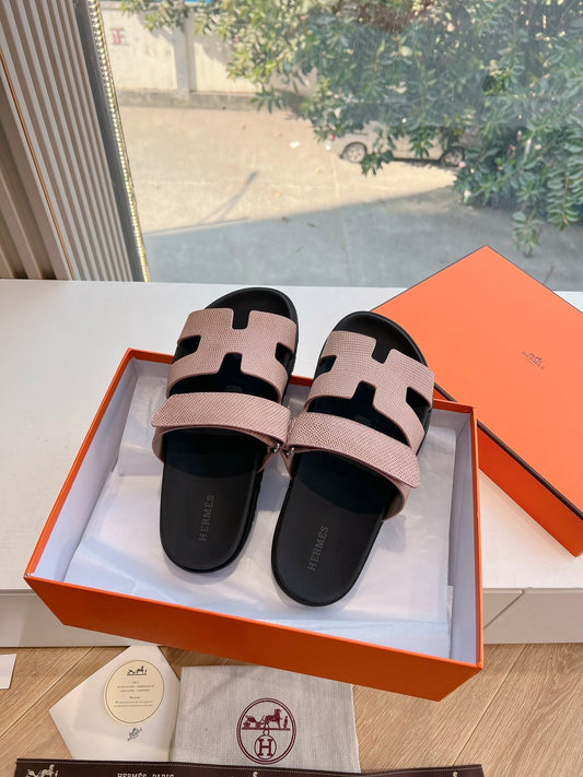 CHYPRE SANDAL ЗІ СВІТЛО-РОЖЕВОЇ БЛИСКУЧОЇ ЗЕРНИСТОЇ ТЕЛЯЧОЇ ШКІРИ - 35