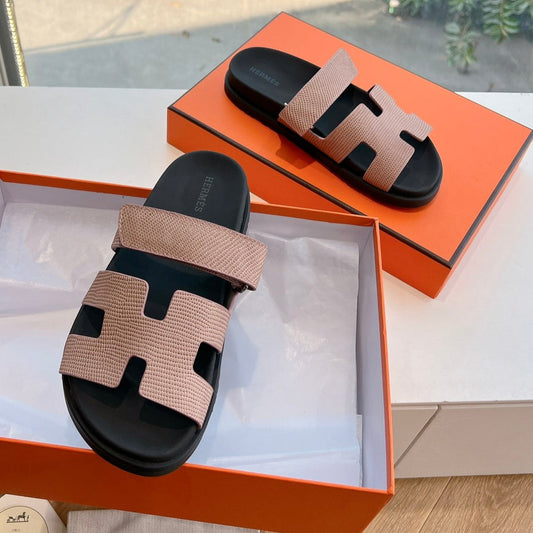 CHYPRE SANDAL IN PEACH PINK SHINY GRAINED CALFSKIN - 35