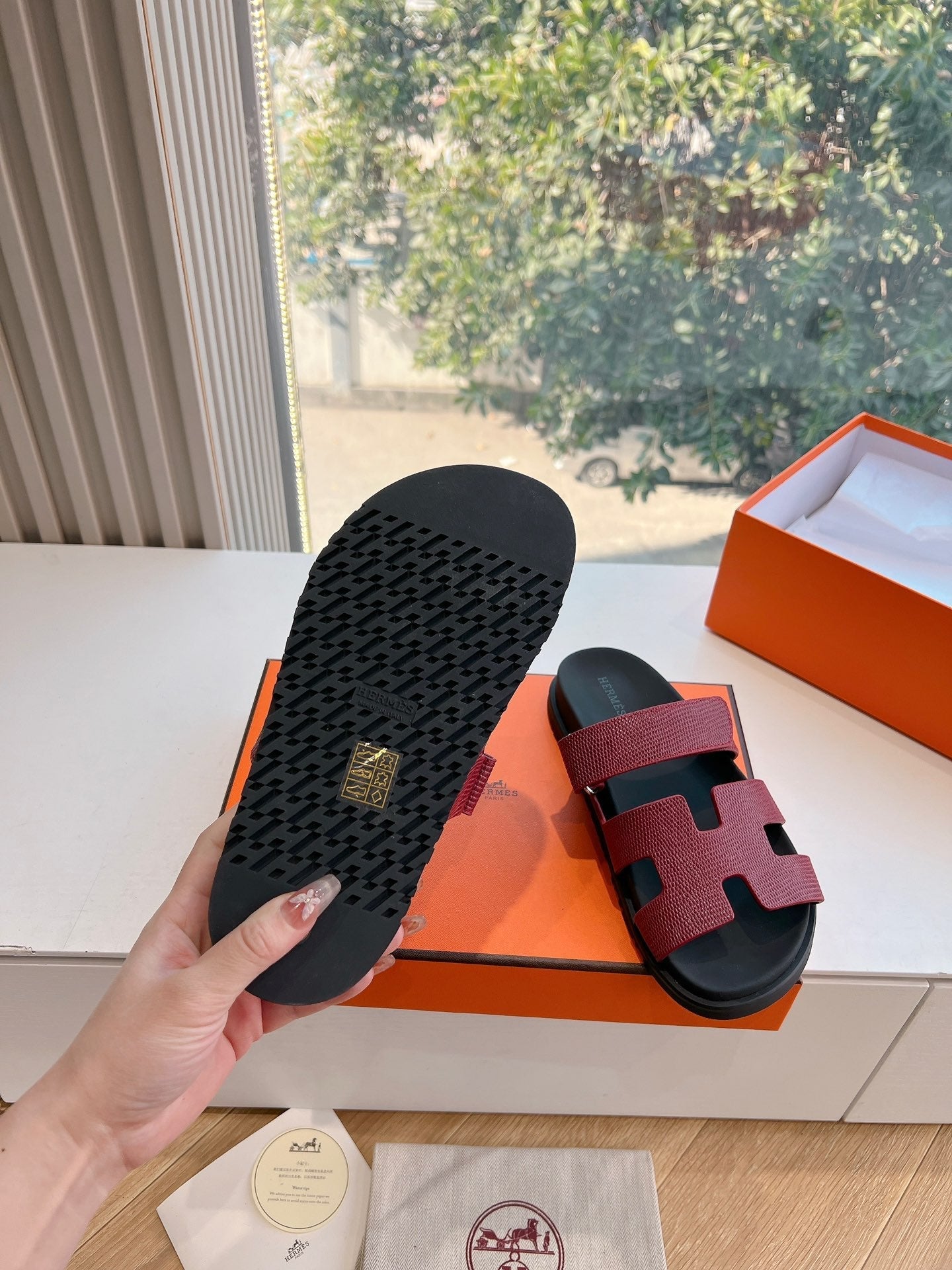 CHYPRE SANDAL IN CURRANT RED SHINY GRAINED CALFSKIN - 35