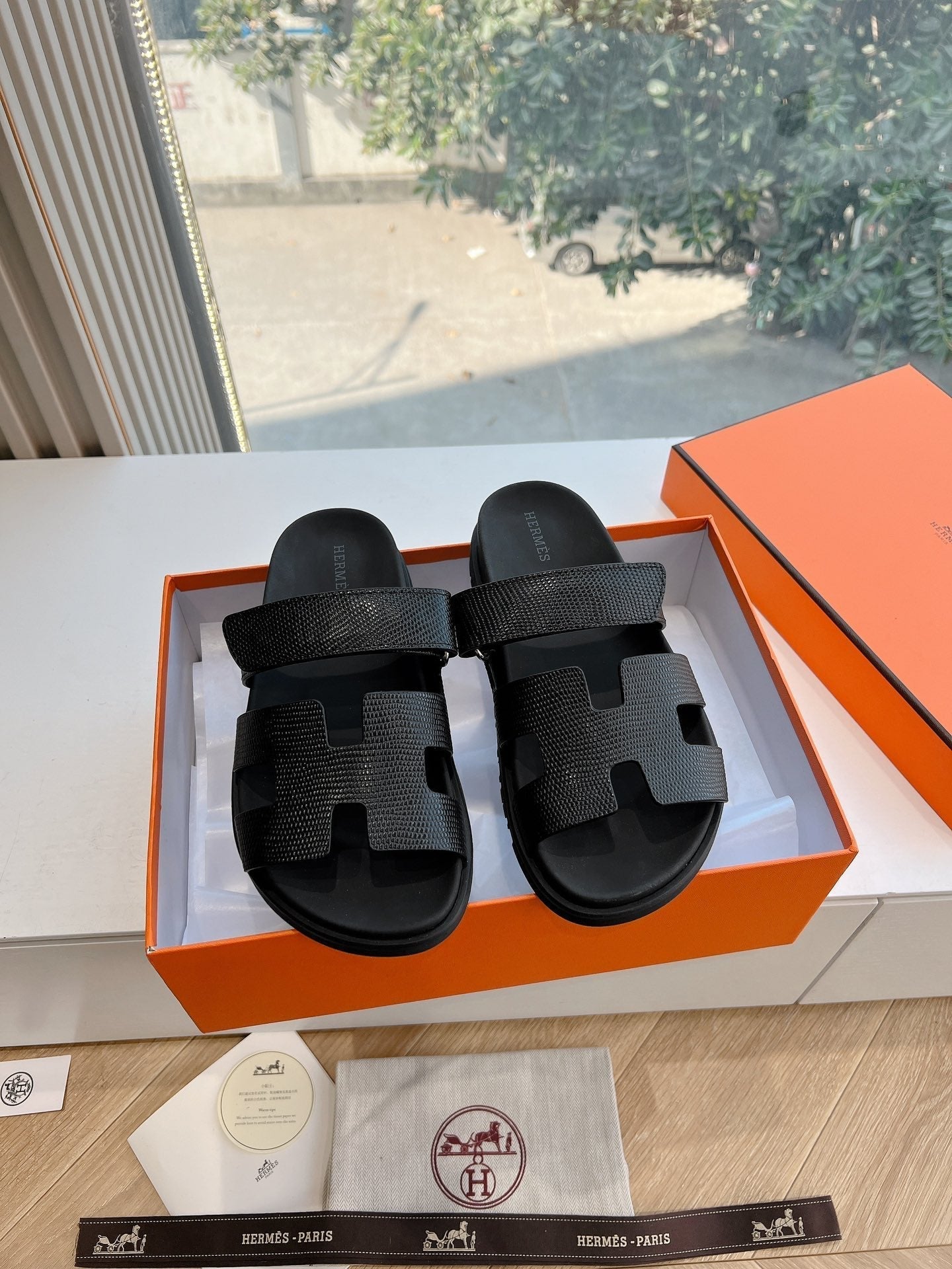 CHYPRE SANDAL IN BLACK SHINY GRAINED CALFSKIN - 35