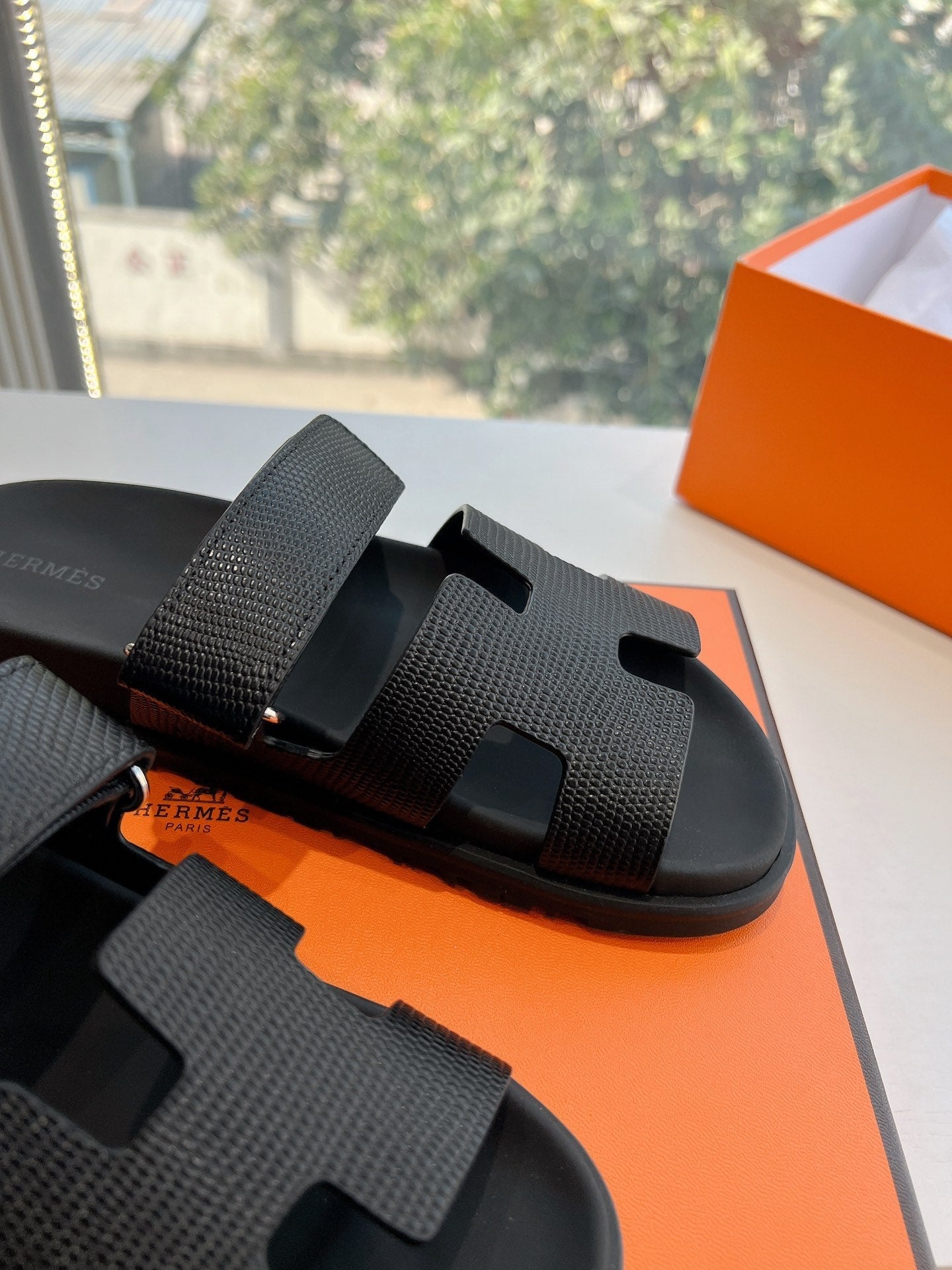 CHYPRE SANDAL IN BLACK SHINY GRAINED CALFSKIN - 35