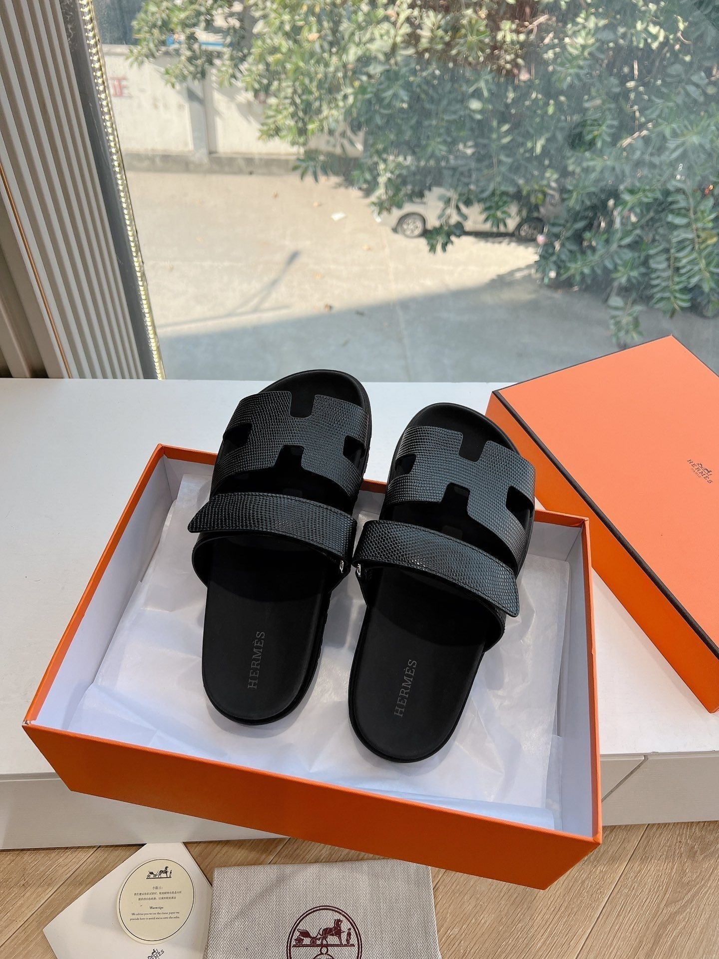 CHYPRE SANDAL IN BLACK SHINY GRAINED CALFSKIN - 35