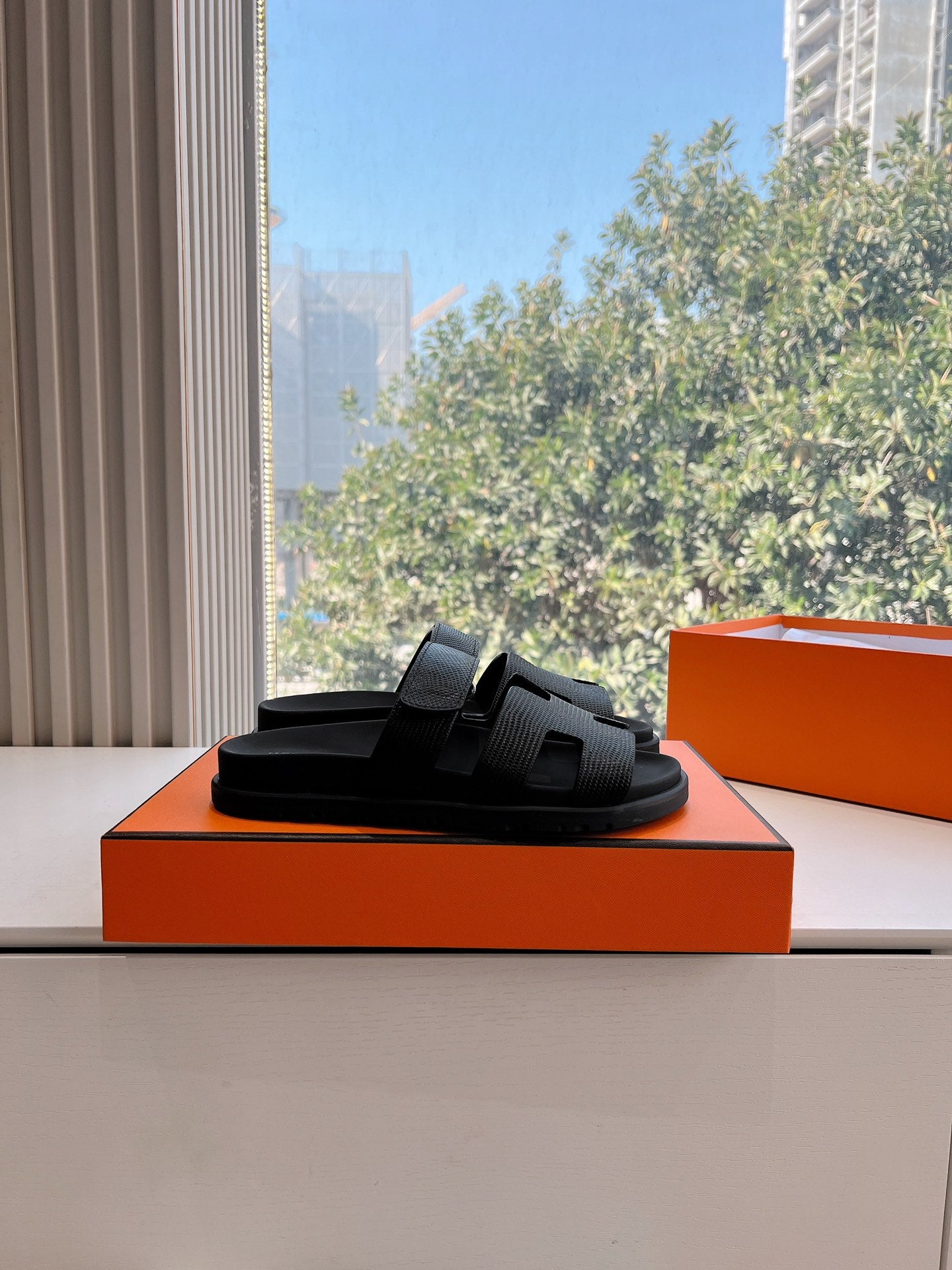 CHYPRE SANDAL IN BLACK SHINY GRAINED CALFSKIN - 35