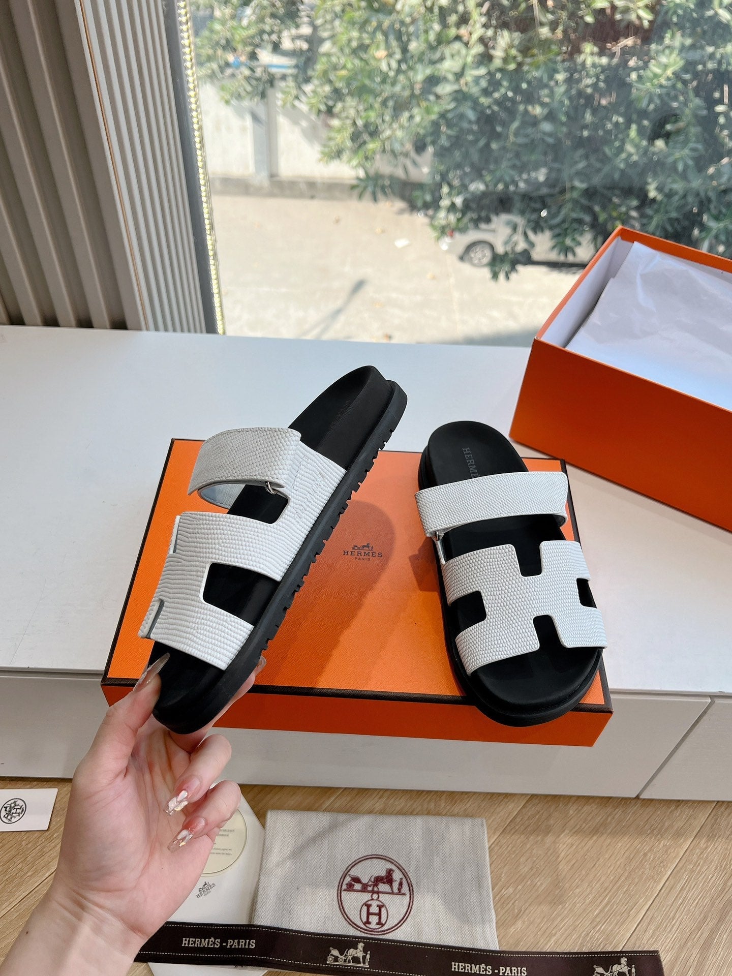 CHYPRE SANDAL IN WHITE SHINY GRAINED CALFSKIN - 35