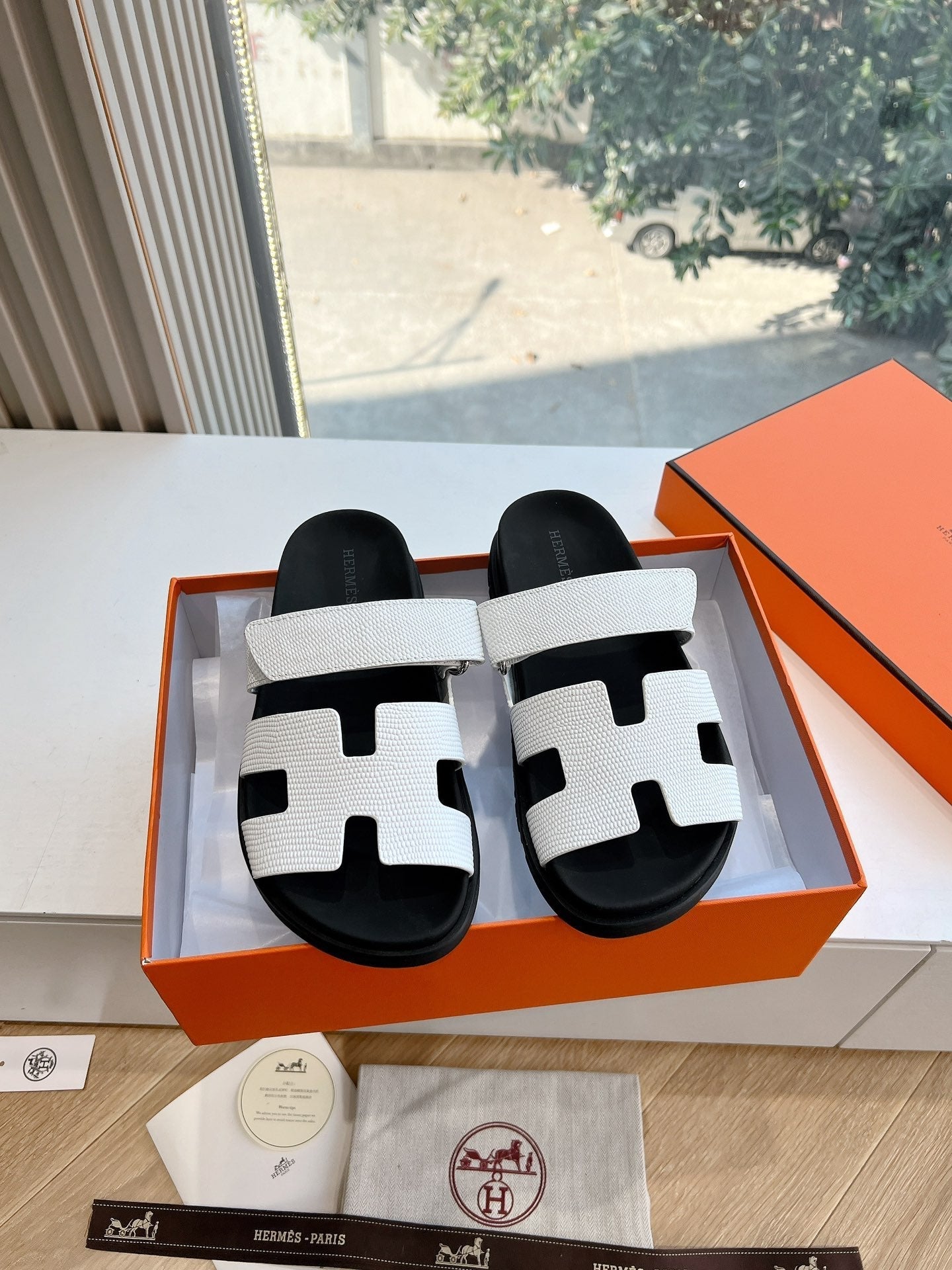 CHYPRE SANDAL IN WHITE SHINY GRAINED CALFSKIN - 35