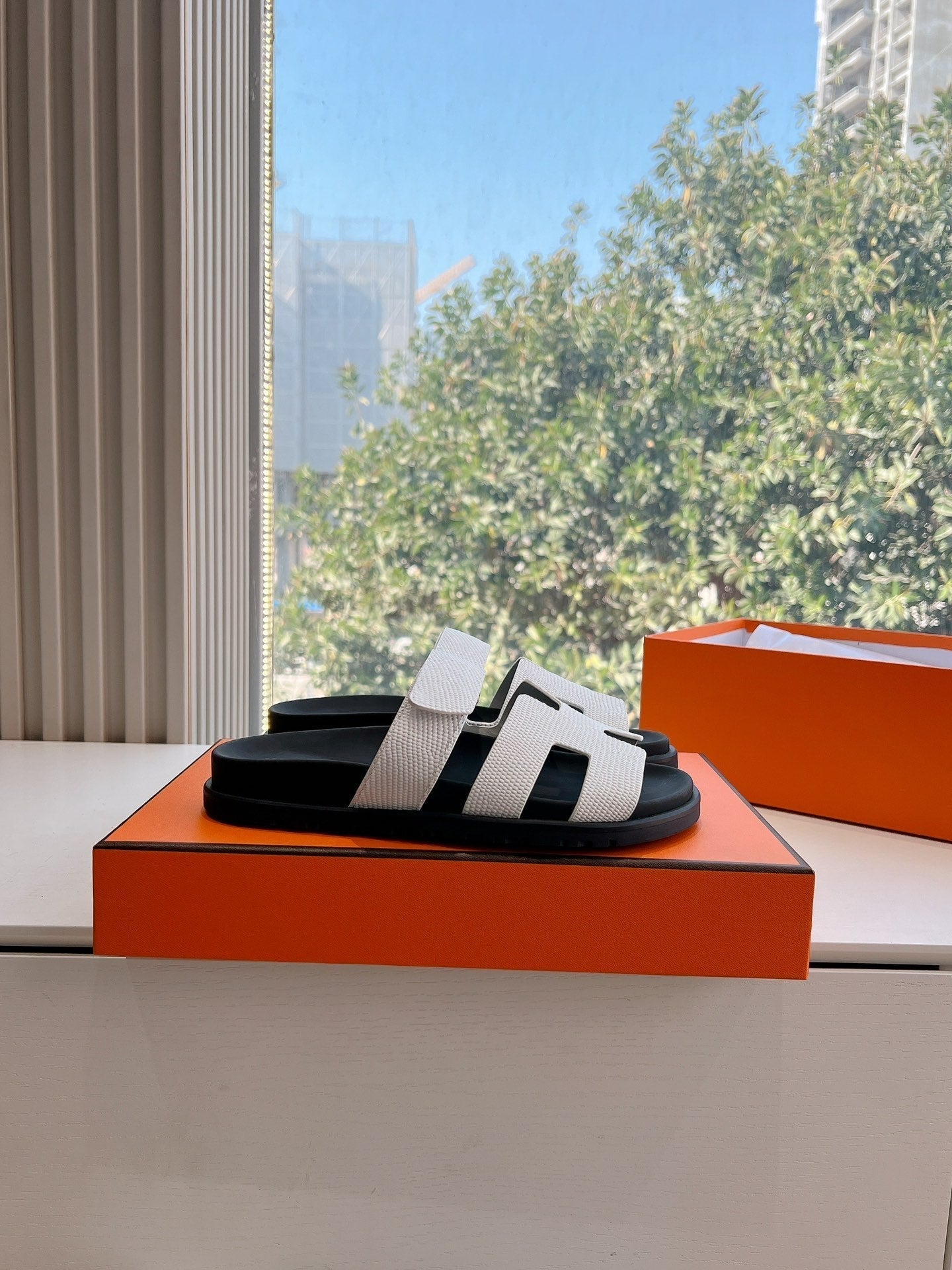 CHYPRE SANDAL IN WHITE SHINY GRAINED CALFSKIN - 35