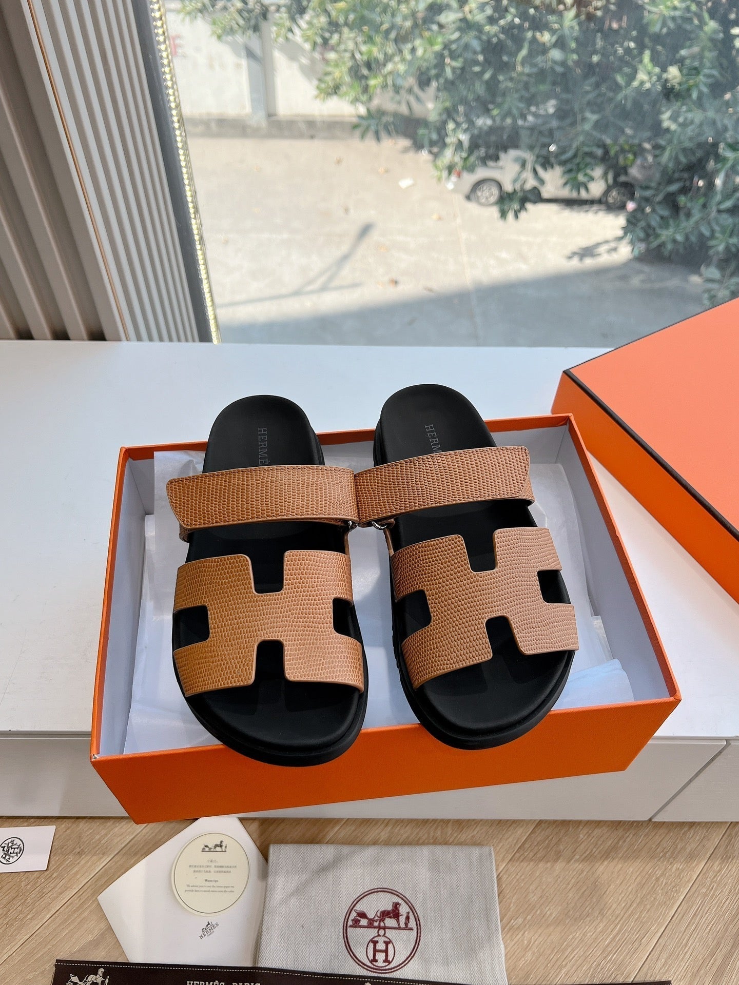 CHYPRE SANDAL IN CIDER BROWN SHINY GRAINED CALFSKIN - 35