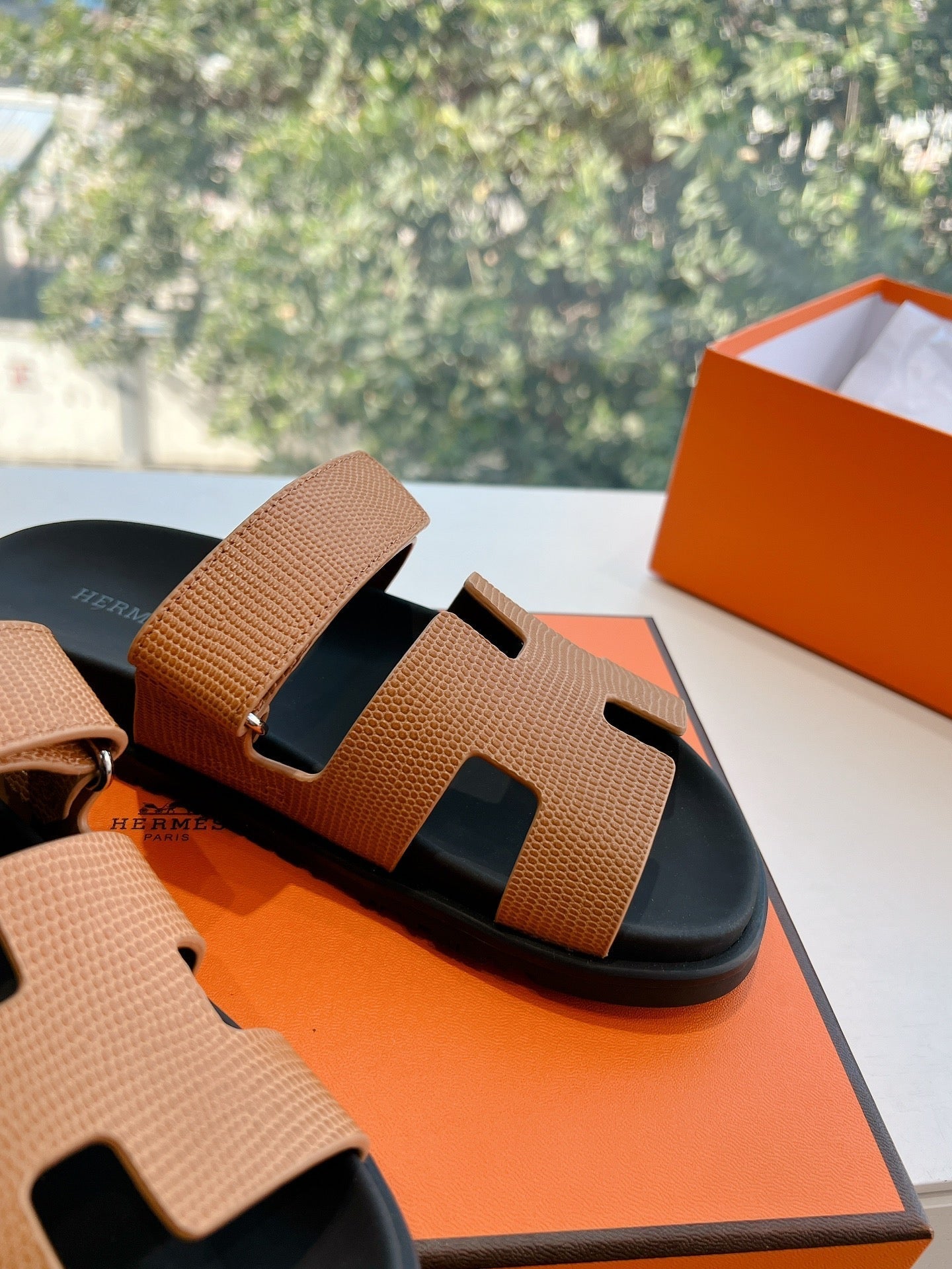 CHYPRE SANDAL IN CIDER BROWN SHINY GRAINED CALFSKIN - 35