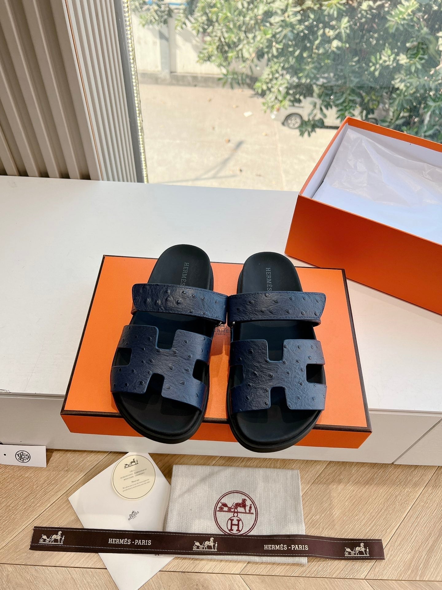 CHYPRE SANDAL IN BLACK GRAINED CALFSKIN - 35