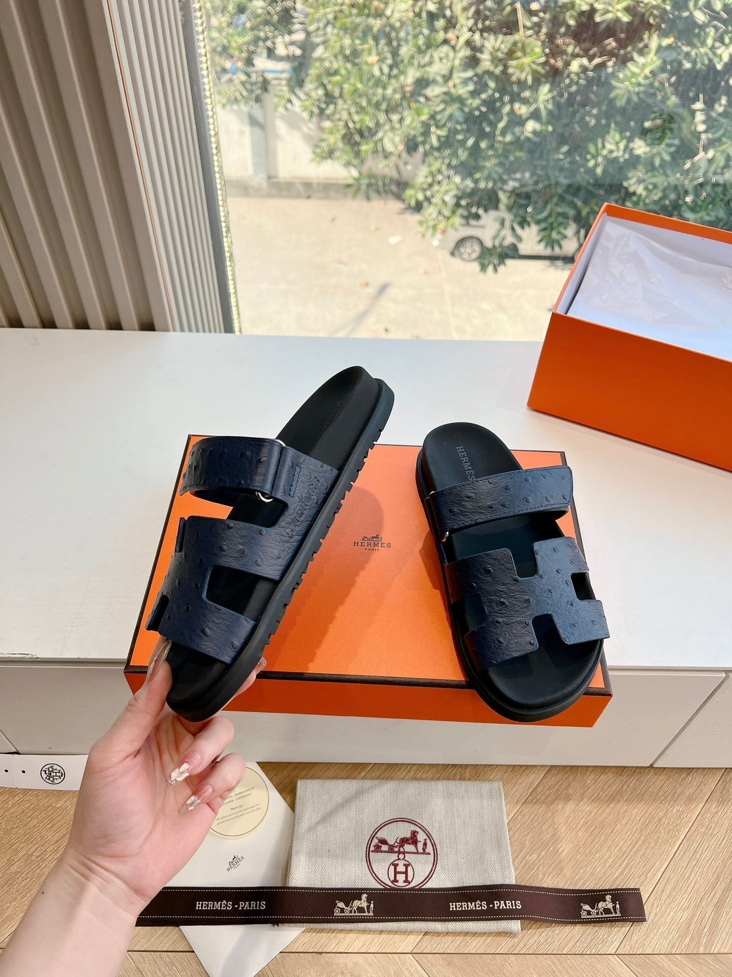 CHYPRE SANDAL IN BLACK GRAINED CALFSKIN - 35