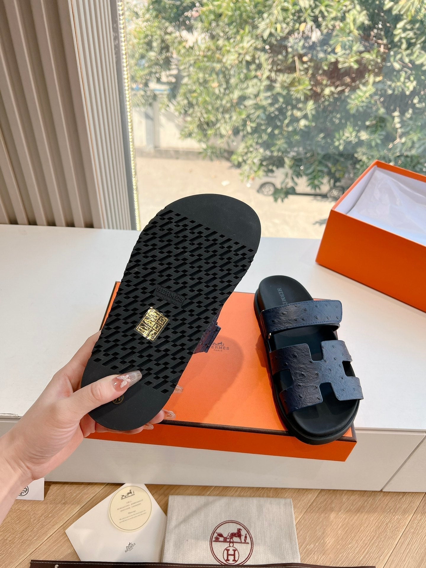CHYPRE SANDAL IN BLACK GRAINED CALFSKIN - 35