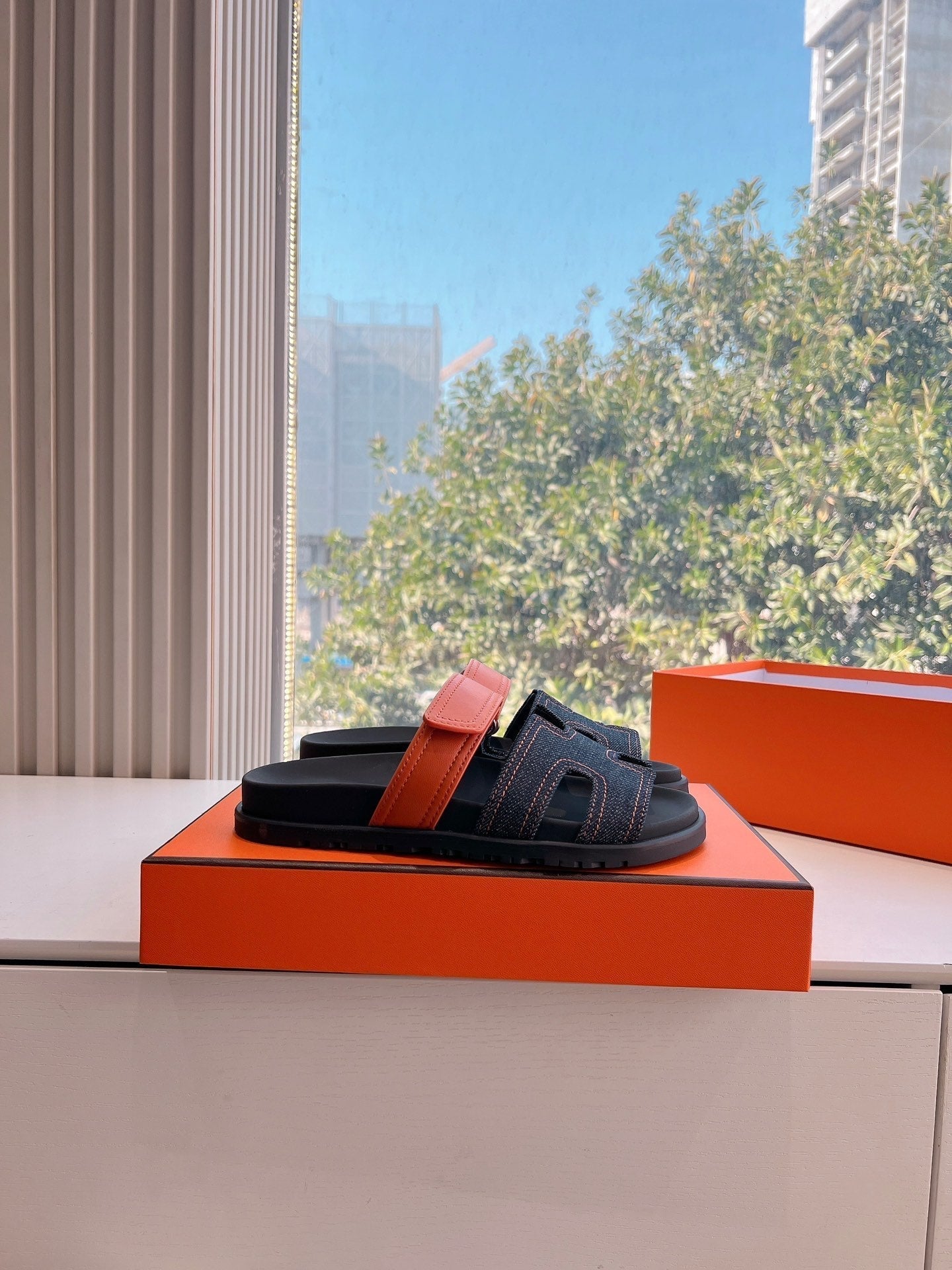 CHYPRE SANDAL IN BLACK DENIM AND VIVID ORANGE CALFSKIN - 35