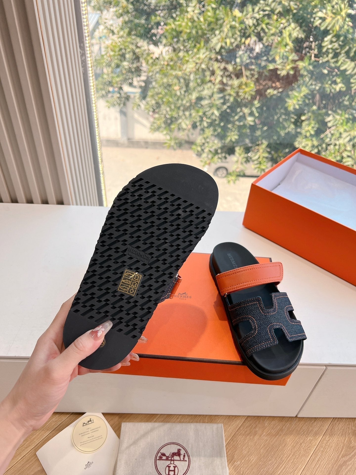CHYPRE SANDAL IN BLACK DENIM AND VIVID ORANGE CALFSKIN - 35