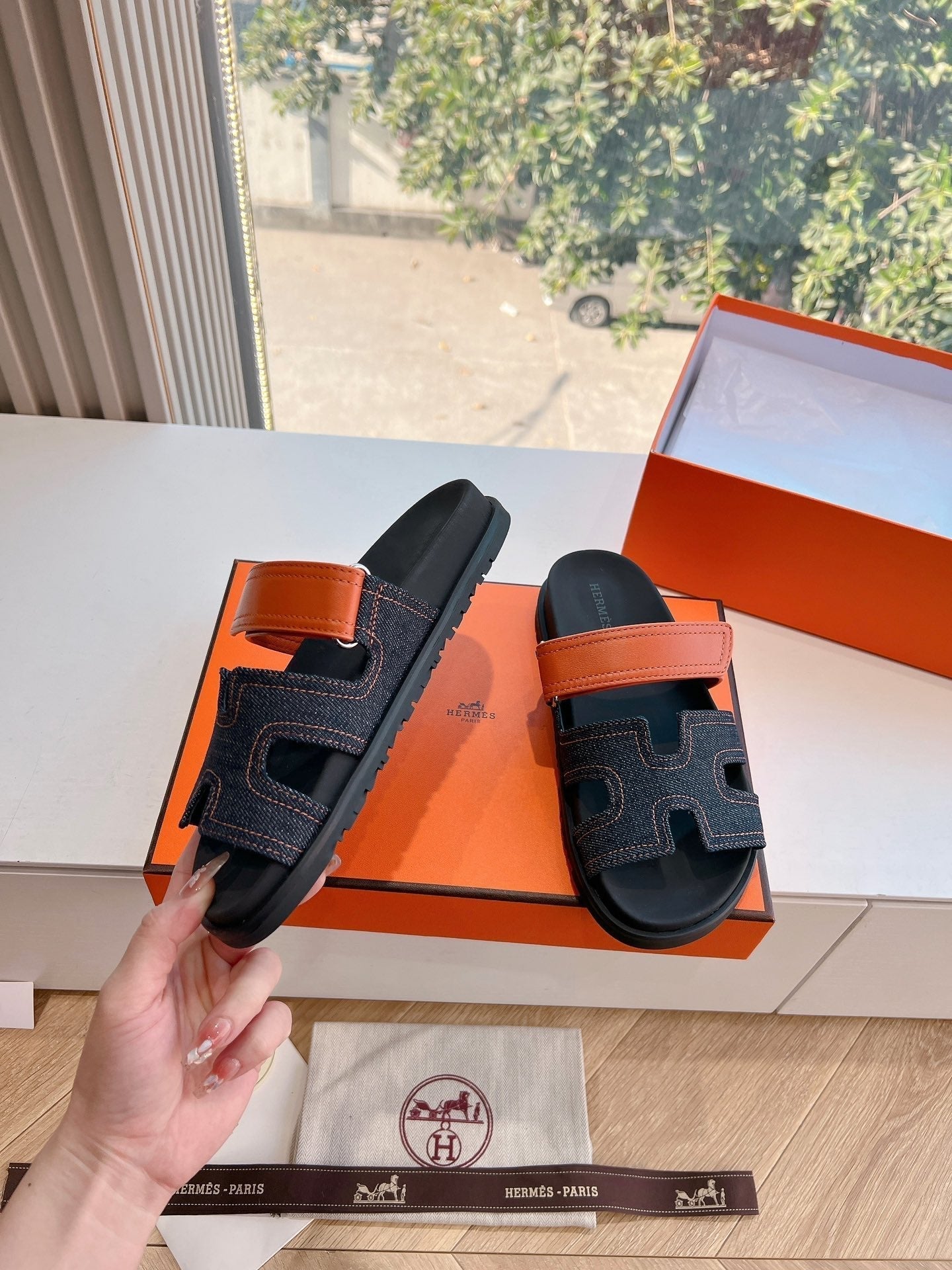 CHYPRE SANDAL IN BLACK DENIM AND VIVID ORANGE CALFSKIN - 35