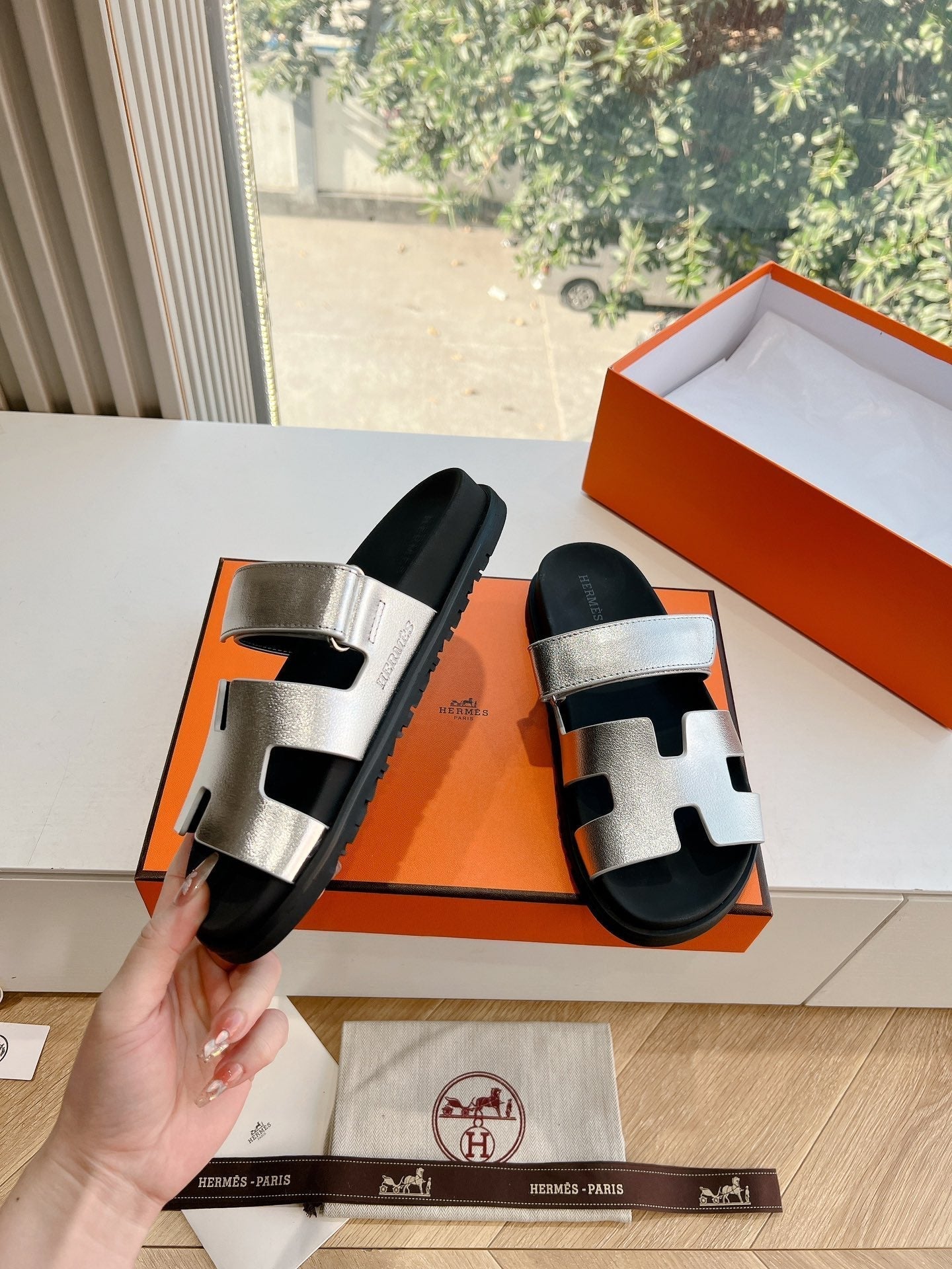 CHYPRE SANDAL IN SILVER METALLIC CALFSKIN - 35