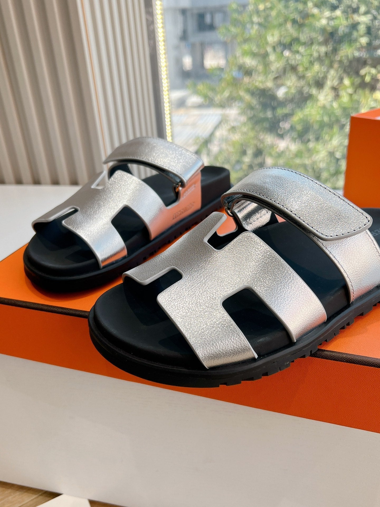 CHYPRE SANDAL IN SILVER METALLIC CALFSKIN - 35
