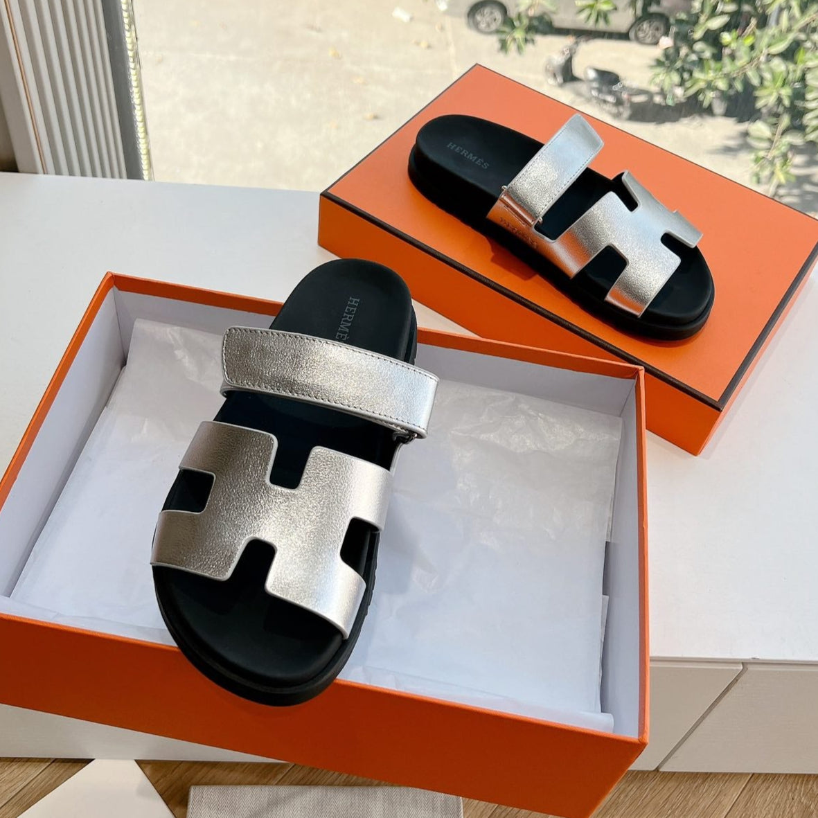 CHYPRE SANDAL IN SILVER METALLIC CALFSKIN - 35