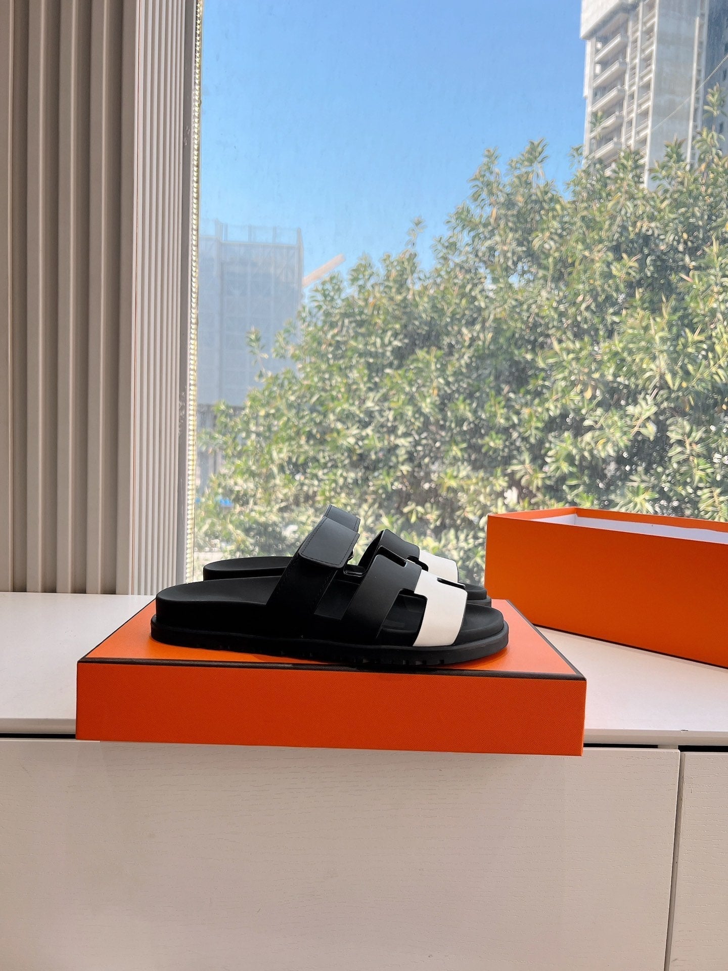 CHYPRE SANDAL IN BLACK MIX WHITE CALFSKIN - 35