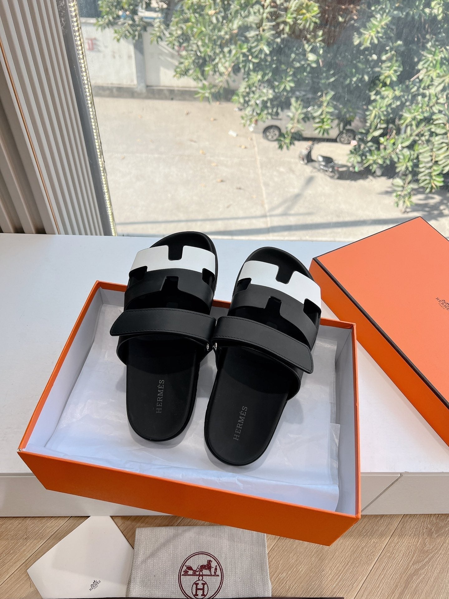 CHYPRE SANDAL IN BLACK MIX WHITE CALFSKIN - 35
