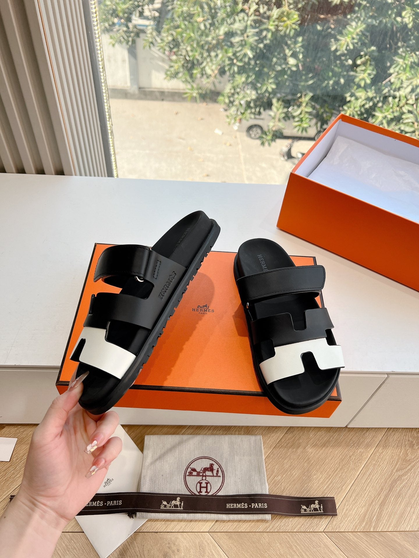 CHYPRE SANDAL IN BLACK MIX WHITE CALFSKIN - 35
