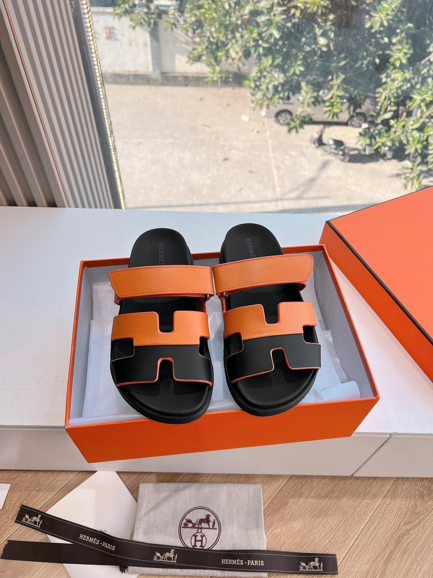 CHYPRE SANDAL IN VIVID ORANGE MIX BLACK CALFSKIN - 35